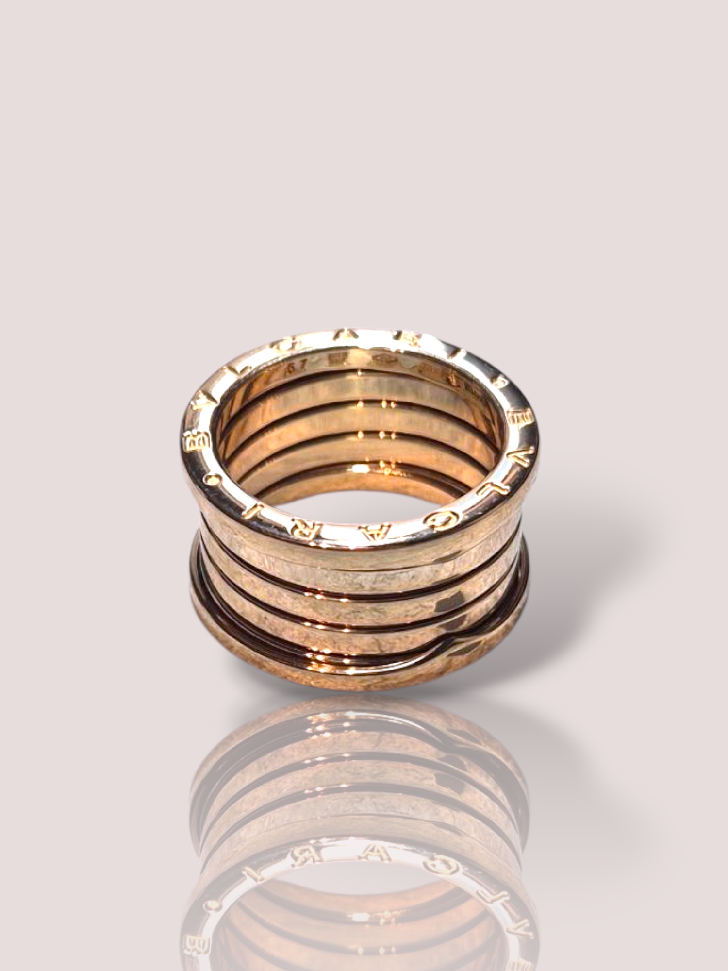 De Vintage 18k geelgouden B.Zero1 ring straalt elegantie en tijdloze klasse uit. Als een prachtig voorbeeld van fijn vakmanschap, valt deze ring op door zijn unieke ontwerp. Het is de perfecte aanvulling voor zowel dagelijkse als formele gelegenheden. Draag deze ring solo voor een subtiele look of in combinatie met andere accessoires voor extra flair.

De ring heeft een maat 57 en kan helaas niet vergroot of verkleind worden.