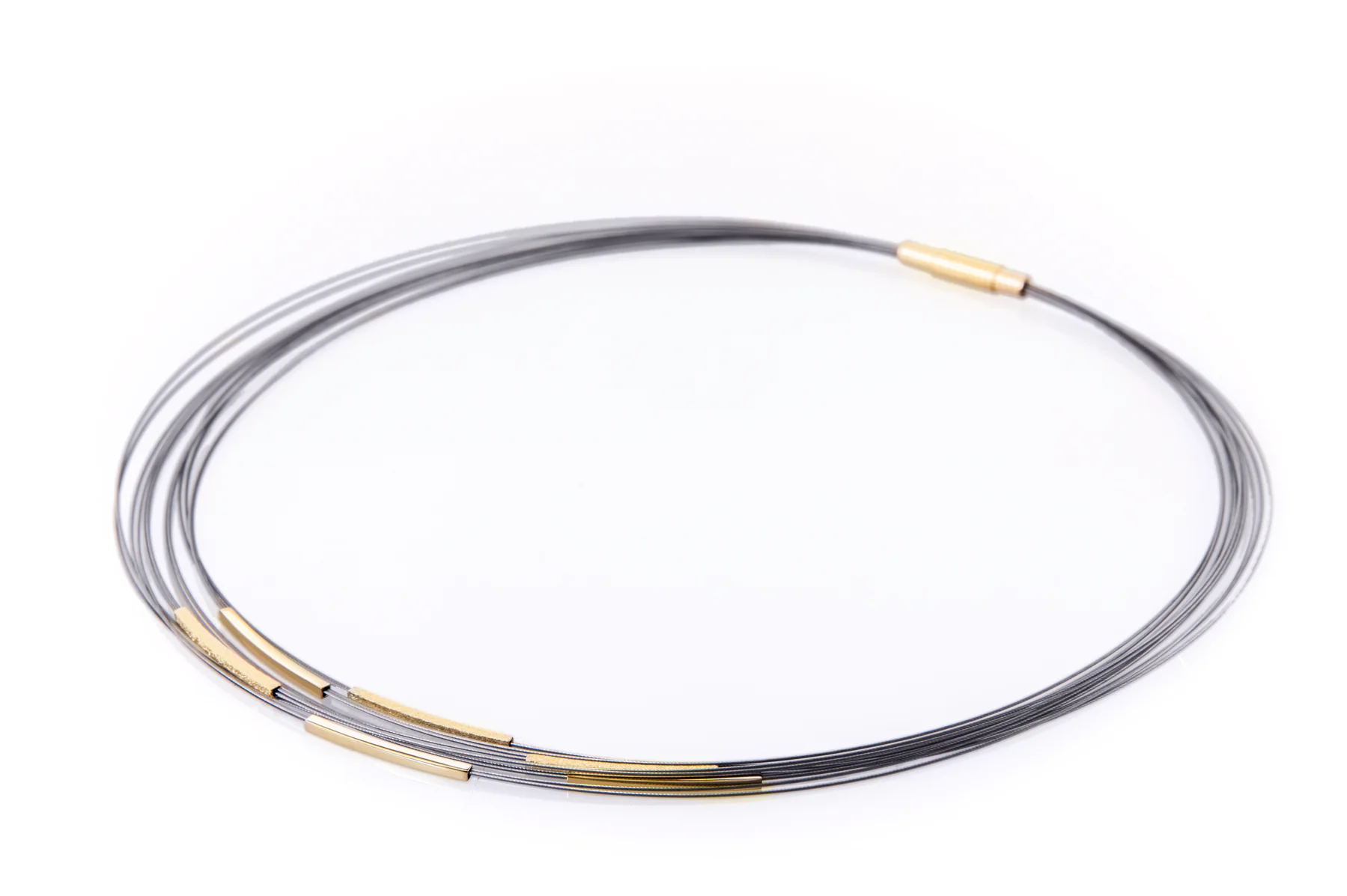 De Galileo Full Gold S Necklace, modelnummer J0230, is een fantasieketting die een vleugje elegantie toevoegt aan elke outfit. Perfect voor speciale gelegenheden of een stijlvolle dagelijkse look. Combineer het met bijpassende accessoires voor een verfijnde uitstraling. Ideaal om te dragen met een simpele jurk of een chique top en blazer.