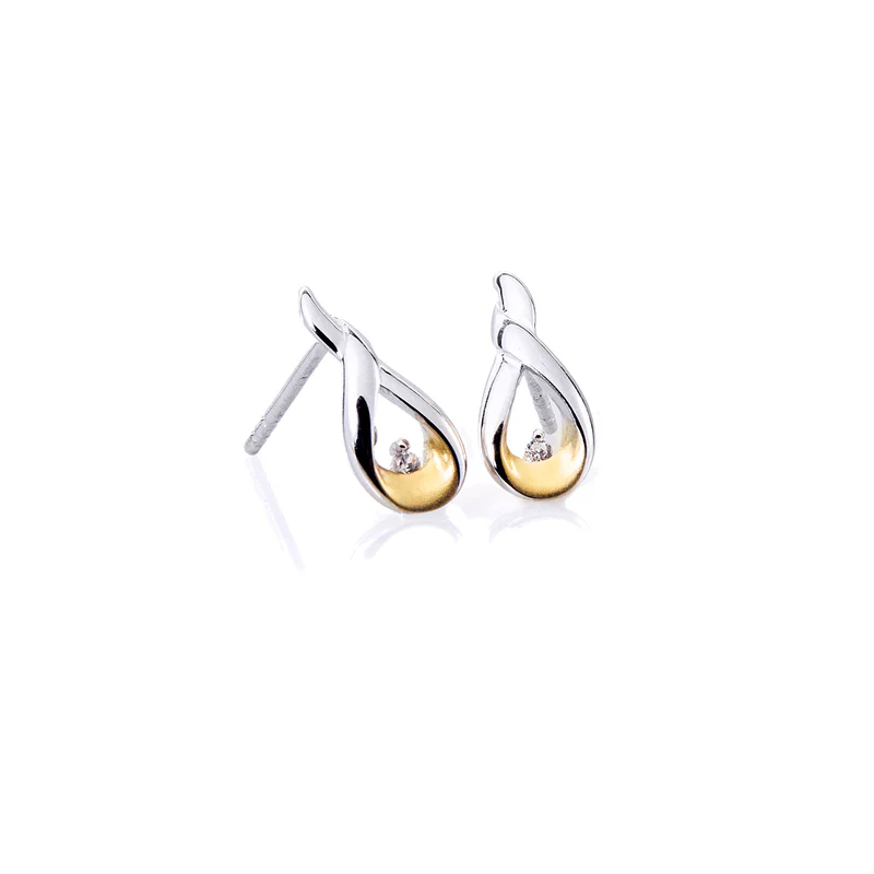 De J0130 stud oorbellen zijn een verfijnde aanvulling voor je sieradencollectie. Als onderdeel van de "Jewel" categorie, stralen deze oorbellen elegantie uit, perfect voor zowel formele als informele gelegenheden. Draag ze met opgestoken haar voor een verfijnde look, of combineer met andere minimalistische sieraden voor een subtiele, chique uitstraling.