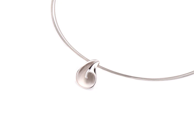 De Cylinder Necklace met modelnummer J0134 is een prachtige zilveren ketting met een subtiele, zilverkleurige afwerking. Met een lengte van 430 mm is deze ketting ideaal om elegant te dragen bij elke gelegenheid. Combineer het met een eenvoudige blouse of jurk om de verfijnde charme van het sieraad te benadrukken.