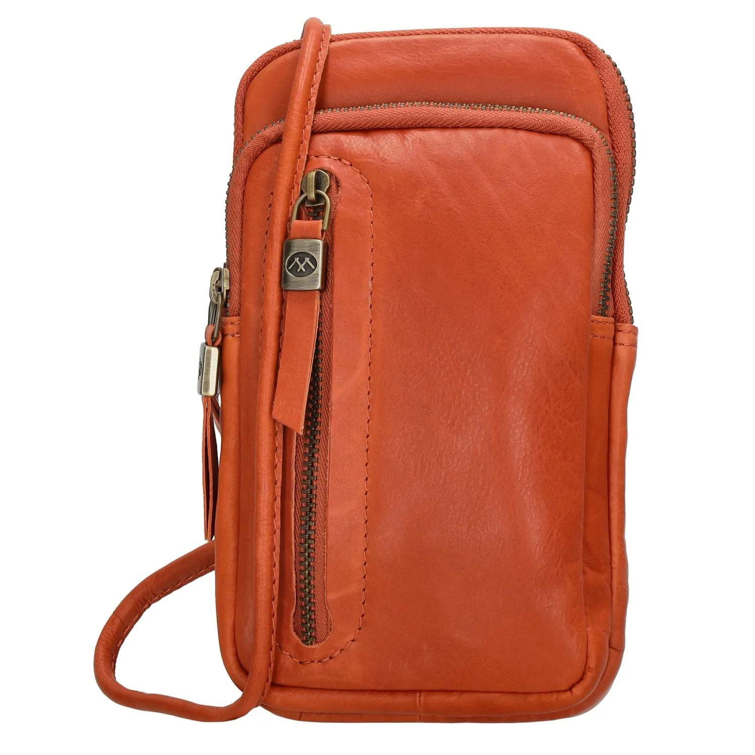 Opslag verliefd op dit leuke telefoontasje uit de Daydreamer collectie van het merk Hide & Stitches! Ideaal voor als je bijvoorbeeld even snel de deur uit moet! Je draagt 'm gemakkelijk aan de schouderband in dezelfde kleur als de tas. Het telefoontasje heeft verschillende vakken die allen sluiten door middel van een ritssluiting. Zo zijn je spullen helemaal veilig. Wil jij deze leukerd al hebben? 

De tassen van Hide & Stitches worden geproduceerd in India en zijn gemaakt van stevig koeien leer. Dit zorgt ervoor dat jij lang plezier kunt hebben van je tas. De tassen uit de Daydream collectie hebben mooie, dromerige kleuren. Dagdroom jij al over deze toffe, pastelkleurige tassen?

De eigenschappen van dit telefoontasje zijn: 

Twee hoofdvakken met ritssluiting
Voorvak met ritssluiting
Schouderband