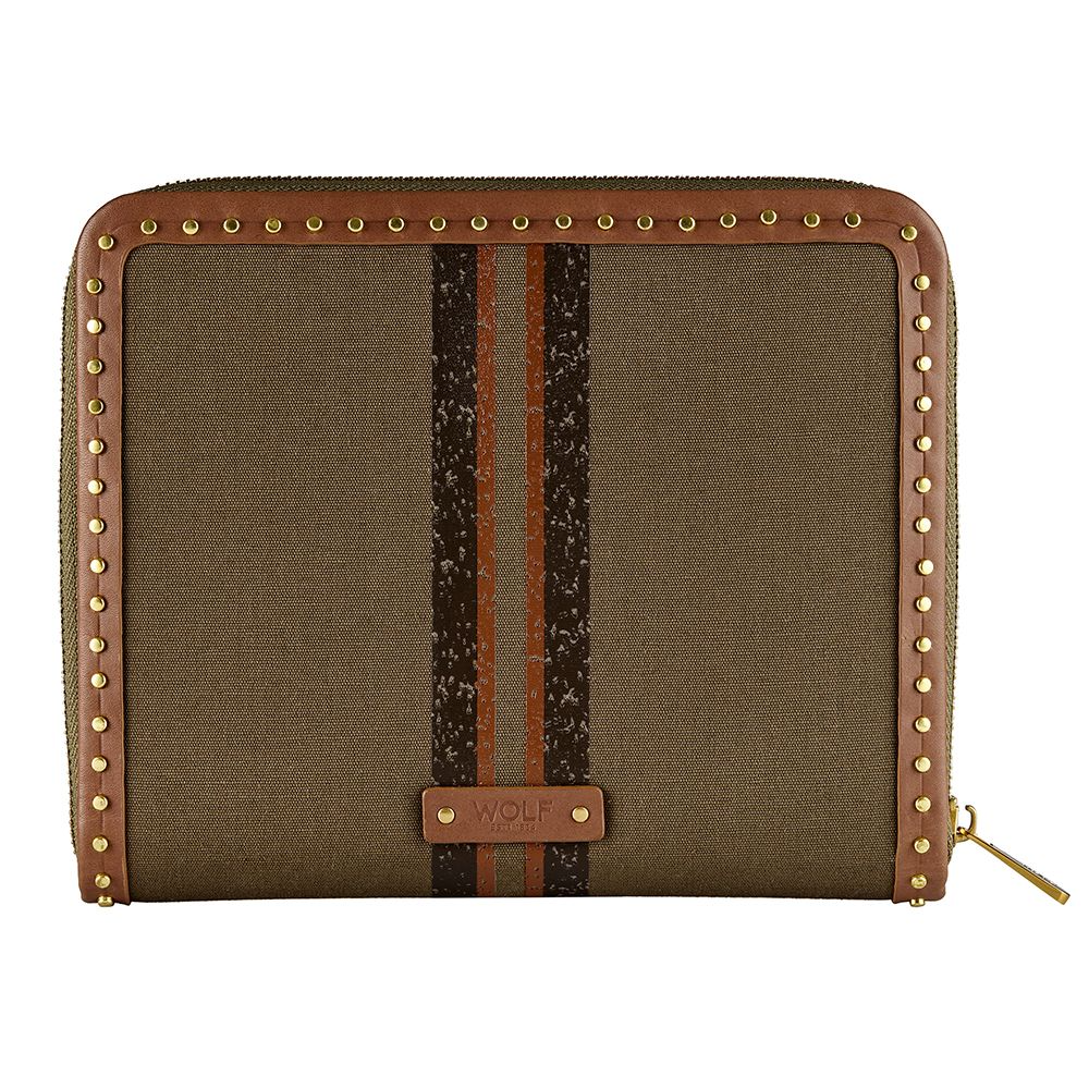 Ervaar stijl en betrouwbaarheid tijdens elke reis met de Ida Travel Zip Jewellery Portfolio. Deze luxe juwelenmap is vervaardigd uit duurzaam canvas van gerecyclede materialen en afgewerkt met subtiele studs en elegante lederen details. Het compacte, afsluitbare ontwerp houdt je sieraden veilig en overzichtelijk, waar je ook naartoe gaat.

De binnenzijde is slim ingedeeld met meerdere vakjes en houders, allemaal voorzien van de beschermende LusterLoc™-voering, die helpt verkleuring tegen te gaan en je sieraden langdurig mooi houdt. Perfect voor wie graag georganiseerd en chic op pad gaat.