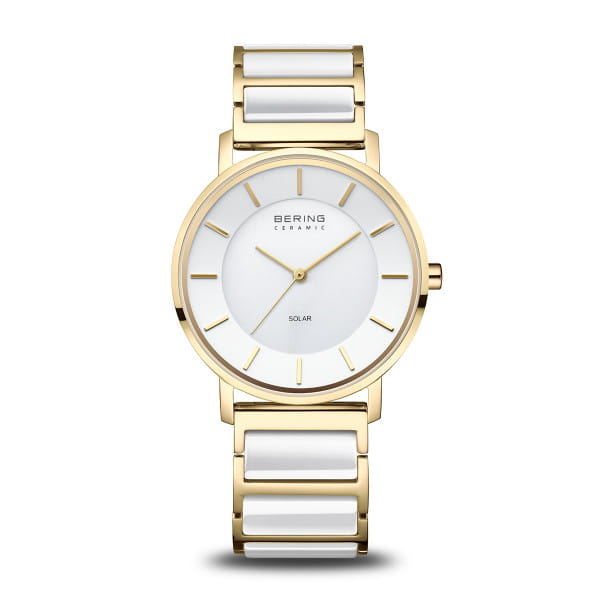 Stralend als de Arctische zon en elegant tot in het kleinste detail &ndash; de BERING 19535-714 verenigt tijdloze schoonheid met moderne zonne-energie technologie. Een horloge voor wie esthetiek en duurzaamheid perfect wil combineren.

De 35 mm gepolijste goudkleurige kast omlijst een smetteloos witte wijzerplaat, waarvan het strakke ontwerp en de goudkleurige indexen rust en elegantie uitstralen. De band, gemaakt van hoogwaardig roestvrij staal en krasbestendige hightech keramiek, geeft het horloge een luxueus en modern karakter. De gepolijste witte keramische schakels zijn niet alleen visueel opvallend, maar ook uiterst duurzaam en comfortabel om te dragen.

Onder het platte, krasbestendige saffierglas bevindt zich een nauwkeurig zonne-uurwerk dat werkt op zonlicht of kunstlicht, waardoor batterijwissels overbodig worden. Met een waterdichtheid tot 3 ATM is het perfect voor dagelijks gebruik. De vlindersluiting zorgt voor een naadloze, comfortabele pasvorm.

De BERING 19535-714 is meer dan een horloge &ndash; het is een bewuste stijlverklaring waar stralende elegantie en technische innovatie samenkomen.