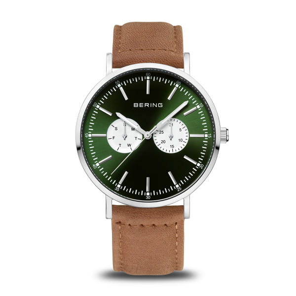  Natuurlijke uitstraling. Duidelijke functie. Tijdloos design met een groene twist.  Dit herenhorloge uit de BERING Classic-collectie valt op door zijn diepgroene sunray-wijzerplaat. Twee zilverkleurige subdials geven dag en datum weer en zorgen voor extra diepte en structuur. Slanke indexen, strakke lijnen en een geborstelde roestvrijstalen kast maken het ontwerp compleet.  De bruine kalfsleren band voegt warmte toe en zorgt voor prettig draagcomfort. Met een diameter van 40 mm en een hoogte van 10 mm is het horloge stijlvol en in balans. Het platte saffierglas beschermt tegen krassen en beschadigingen.  Aangedreven door een betrouwbaar quartz uurwerk en waterbestendig tot 3 ATM &ndash; geschikt voor elke dag.  Voor mannen die houden van helder design, natuurlijke materialen en functionaliteit. 