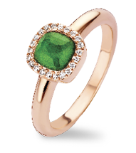 De ring is uitgevoerd in 18-karaats roségoud en heeft een compacte, verfijnde vorm. In het midden ligt een smaragd-triplet met een levendige groentint, die meteen opvalt door zijn diepte en glans. De steen wordt omringd door een subtiele rand van briljant geslepen diamanten van ongeveer 0,09 ct. Dit geeft de ring een elegante schittering, terwijl het ontwerp speels en modern blijft — ideaal om solo te dragen of te combineren met andere ringen.