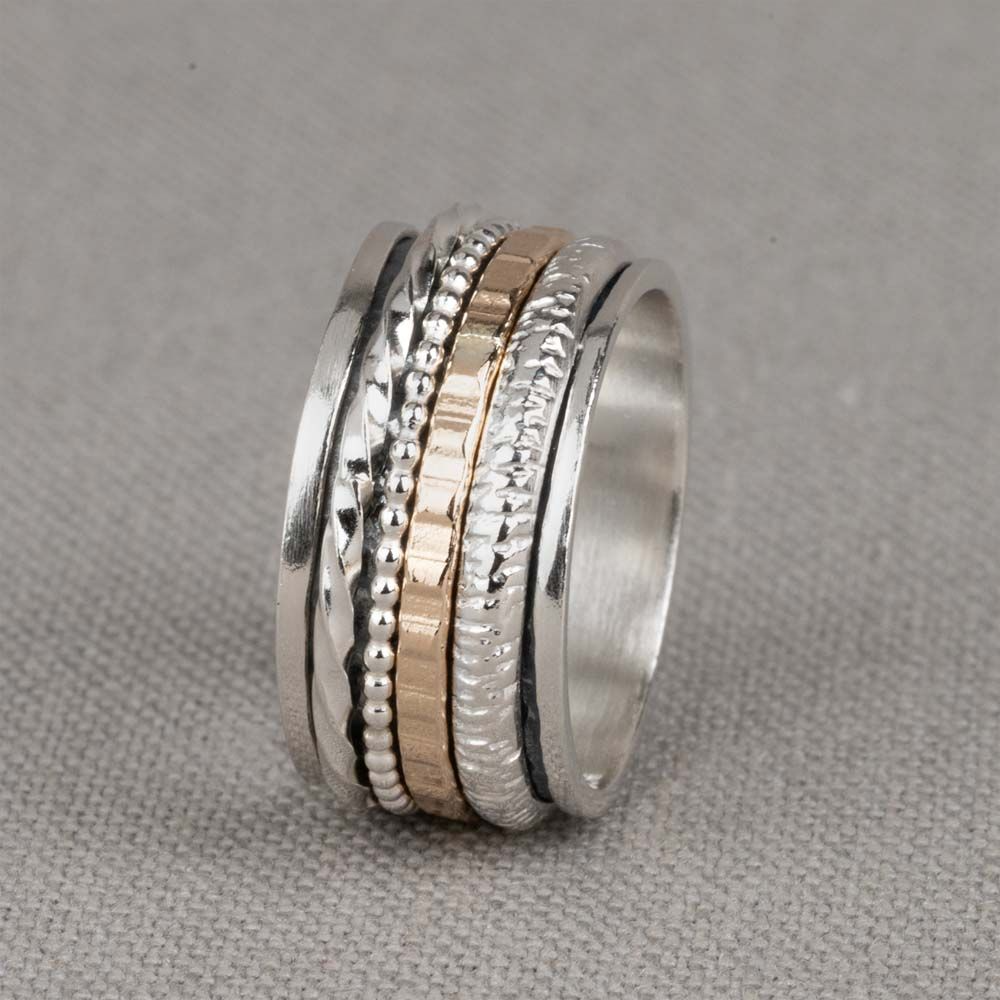 Bijzondere ring gemaakt van (geoxideerd) 925 sterling zilver en gold filled. De ringen in het midden van de ring kunnen bewegen, dit zorgt voor een speels effect. Onder de ring is gebruik gemaakt van geoxideerd zilver. Doordat de ringen speels bewegen, is het mogelijk dat de geoxideerde laag na verloop van tijd vervaagd. 