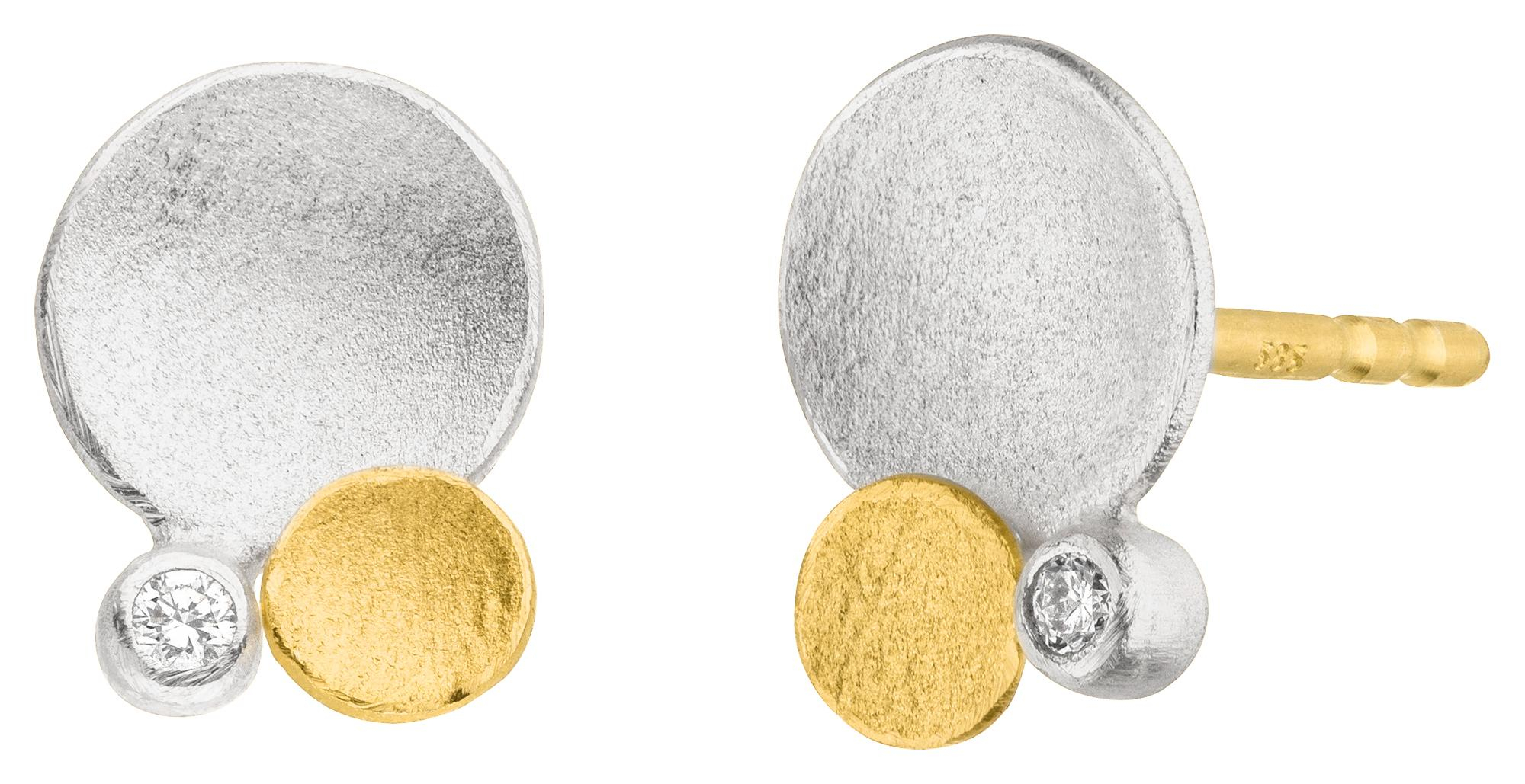 MANU Schmuck is een sieradenmerk van Duitse afkomst en zij ontwerpen hun sieraden in zilver en 22 karaat goud. De warme kleur van het 22 karaat goud geeft de sieraden extra cachet en een exclusieve afwerking mee.