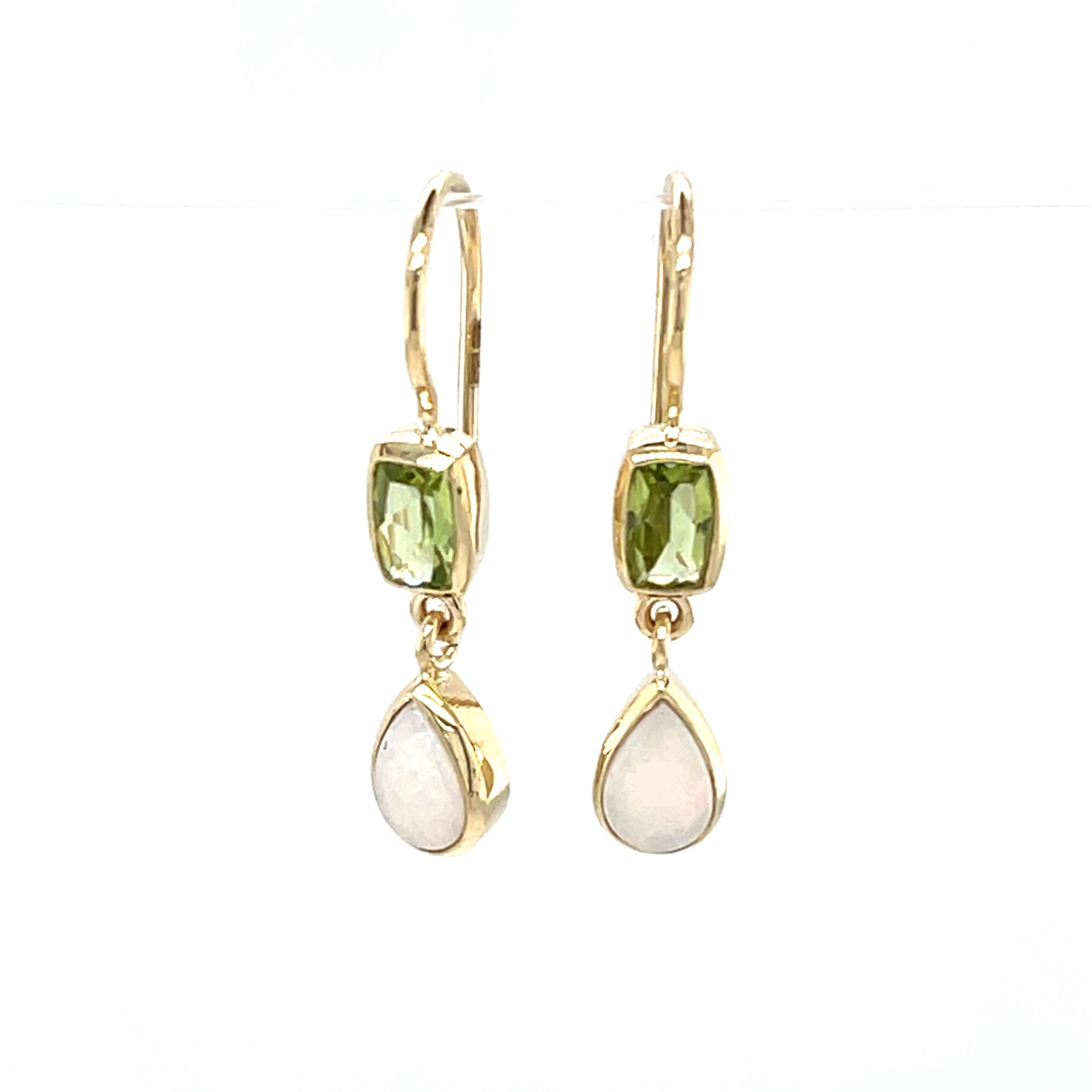 De GEELGOUDEN OORHAKEN MET PERIDOT EN AUSTRALISCHE OPAAL (modelnummer OG453) zijn elegante sieraden van Coby van den Bor. Deze oorbellen combineren de helderheid van peridot met de schoonheid van Australische opaal. Ideaal voor zowel formele als casual gelegenheden, voeg je een vleugje elegantie toe aan elke outfit. Perfect te combineren met een stijlvolle halsketting of armband.