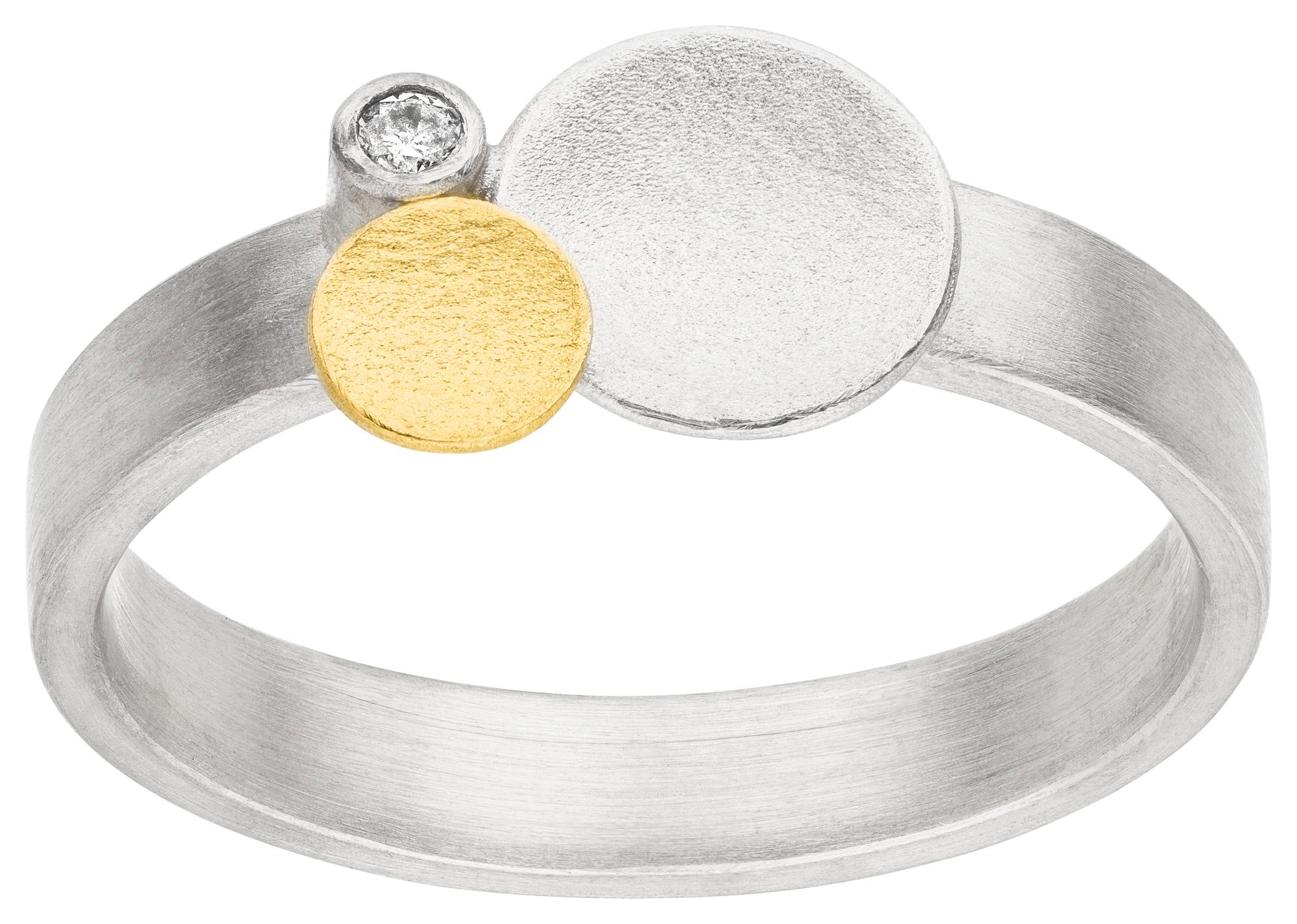 MANU Schmuck is een sieradenmerk van Duitse afkomst en zij ontwerpen hun sieraden in zilver en 22 karaat goud. De warme kleur van het 22 karaat goud geeft de sieraden extra cachet en een exclusieve afwerking mee.