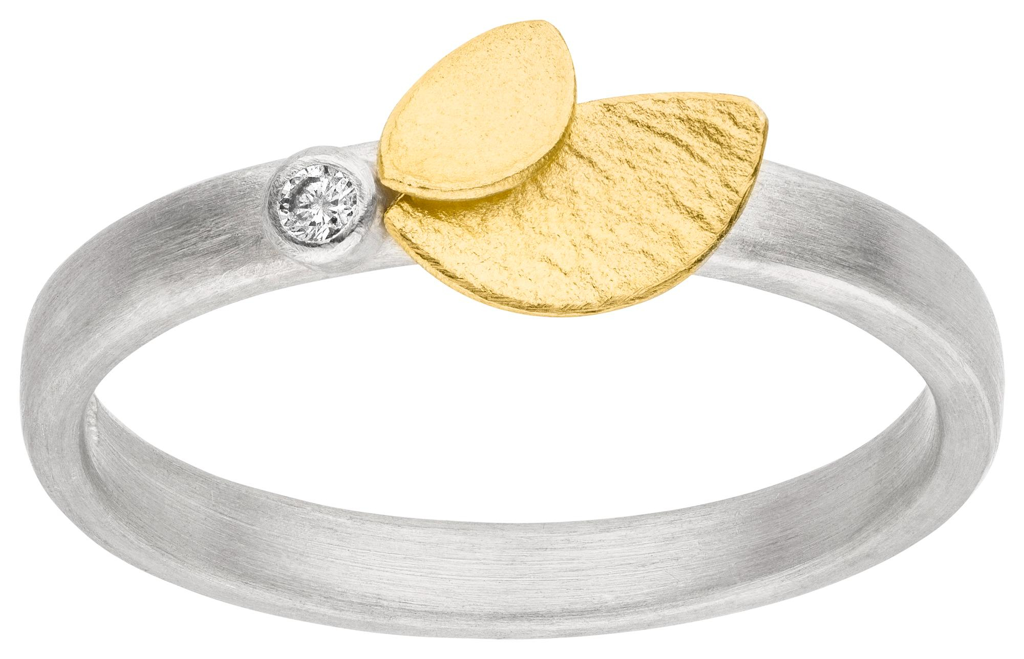 MANU Schmuck is een sieradenmerk van Duitse afkomst en zij ontwerpen hun sieraden in zilver en 22 karaat goud. De warme kleur van het 22 karaat goud geeft de sieraden extra cachet en een exclusieve afwerking mee.