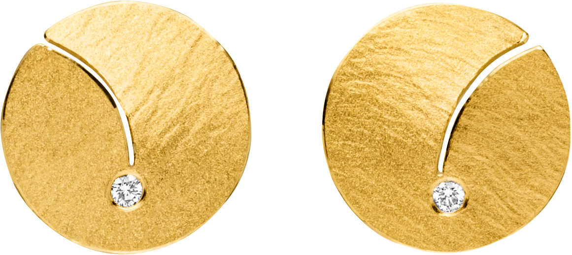 MANU Schmuck is een sieradenmerk van Duitse afkomst en zij ontwerpen hun sieraden in zilver en 22 karaat goud. De warme kleur van het 22 karaat goud geeft de sieraden extra cachet en een exclusieve afwerking mee.