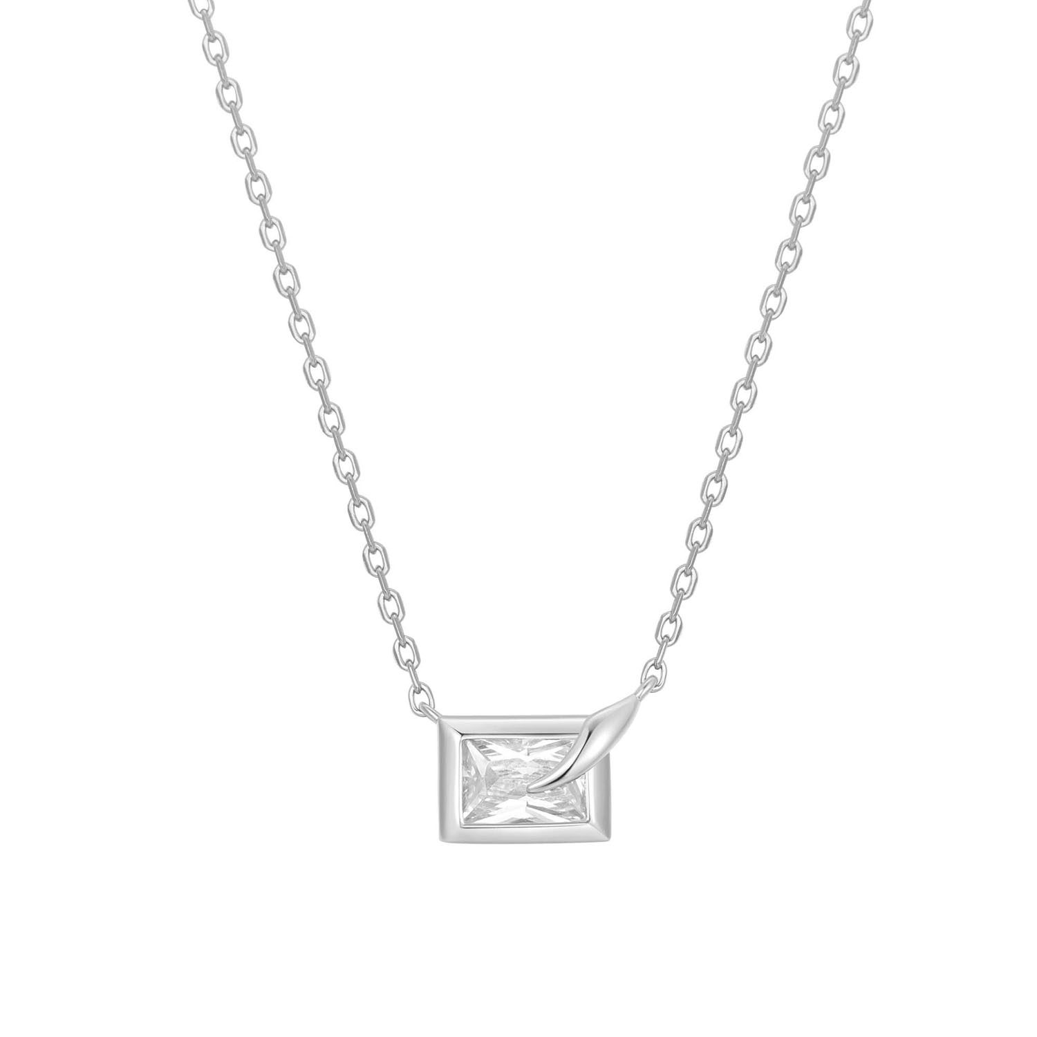 Omarm d&eacute; trend van dit seizoen met deze kubusketting. De combinatie van een fonkelende kubus en klauwzetting geeft een moderne twist, of je nu combineert met een vloeiende jurk of een pak. Mix en match met andere kettingen voor een veelzijdige look.

HET MERK
Ge&iuml;nspireerd door de laatste fashion trends is Ania Haie het toonaangevende sieradenmerk voor hoogkwalitatieve maar ook betaalbare zilveren sieraden, zonder op de kwaliteit in te leveren. Iedere collectie is gebaseerd op de laatste catwalktrends, waardoor Ania Haie snel tot h&eacute;t sieradenmerk voor stijlbewuste consumenten is verkozen. Elk sieraad wordt ontworpen om te combineren met andere sieraden waardoor je je eigen look kunt cre&euml;ren. Maar ook zijn Ania Haie sieraden opvallend genoeg om op zichzelf te dragen.

SPECIFICATIES
- Ania Haie
- Ketting
- 925 zilver met rhodium plating
- Lengte 48cm
- AH N069-01H