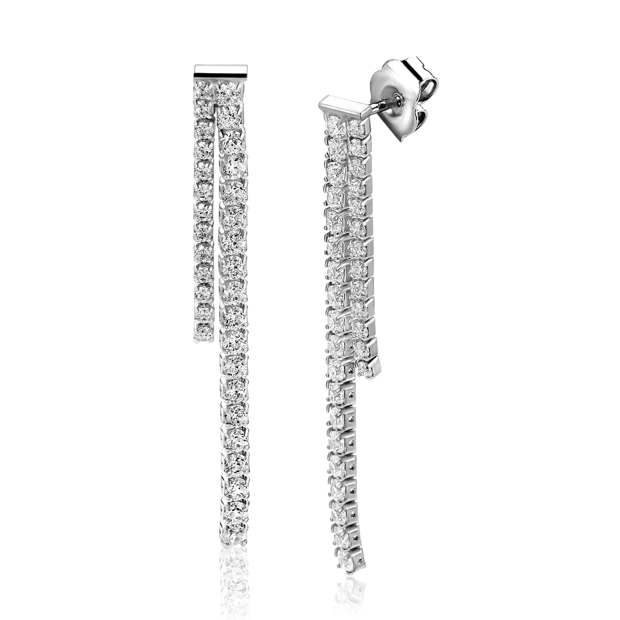 Zinzi zilveren tennis oorstekers (41mm) met een dubbele rijzetting witte zirconia's in verschillende lengte. De oorringen zijn vervaardigd van eerste gehalte zilver (925) en voorzien van een rodiumlaag voor een extra langdurige glans.