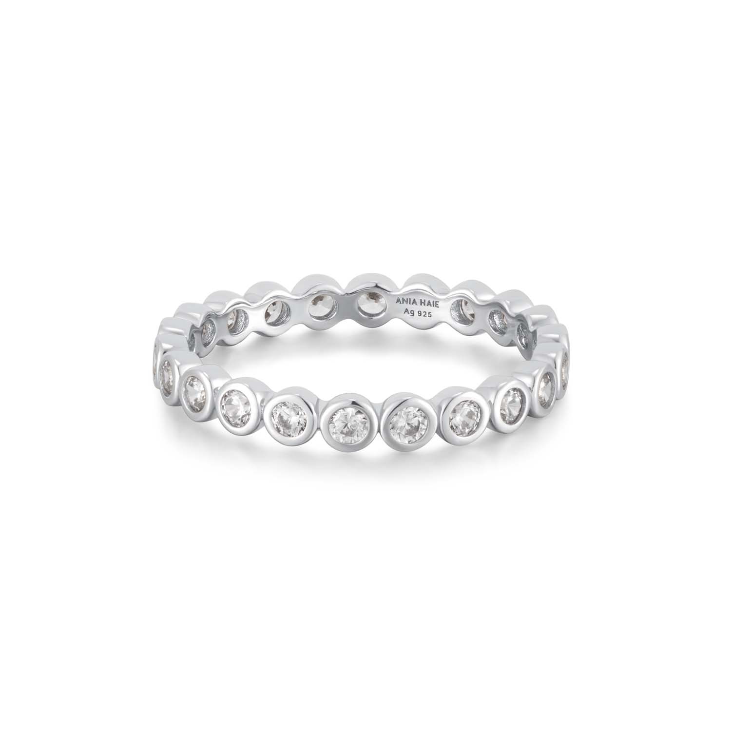 De ring is ontworpen om onmisbaar te zijn in je garderobe en heeft een band van zirkonia's in gerhodineerd sterlingzilver. Hij ziet er schitterend uit, alleen gedragen of gestapeld met die van jou, moeiteloos passend bij je dagelijkse kleding.

HET MERK
Ge&iuml;nspireerd door de laatste fashion trends is Ania Haie het toonaangevende sieradenmerk voor hoogkwalitatieve maar ook betaalbare zilveren sieraden, zonder op de kwaliteit in te leveren. Iedere collectie is gebaseerd op de laatste catwalktrends, waardoor Ania Haie snel tot h&eacute;t sieradenmerk voor stijlbewuste consumenten is verkozen. Elk sieraad wordt ontworpen om te combineren met andere sieraden waardoor je je eigen look kunt cre&euml;ren. Maar ook zijn Ania Haie sieraden opvallend genoeg om op zichzelf te dragen.

SPECIFICATIES
- Ania Haie
- Ring
- 925 zilver met gold/ rhodium plating
- Maat 54
- AH R058-03H