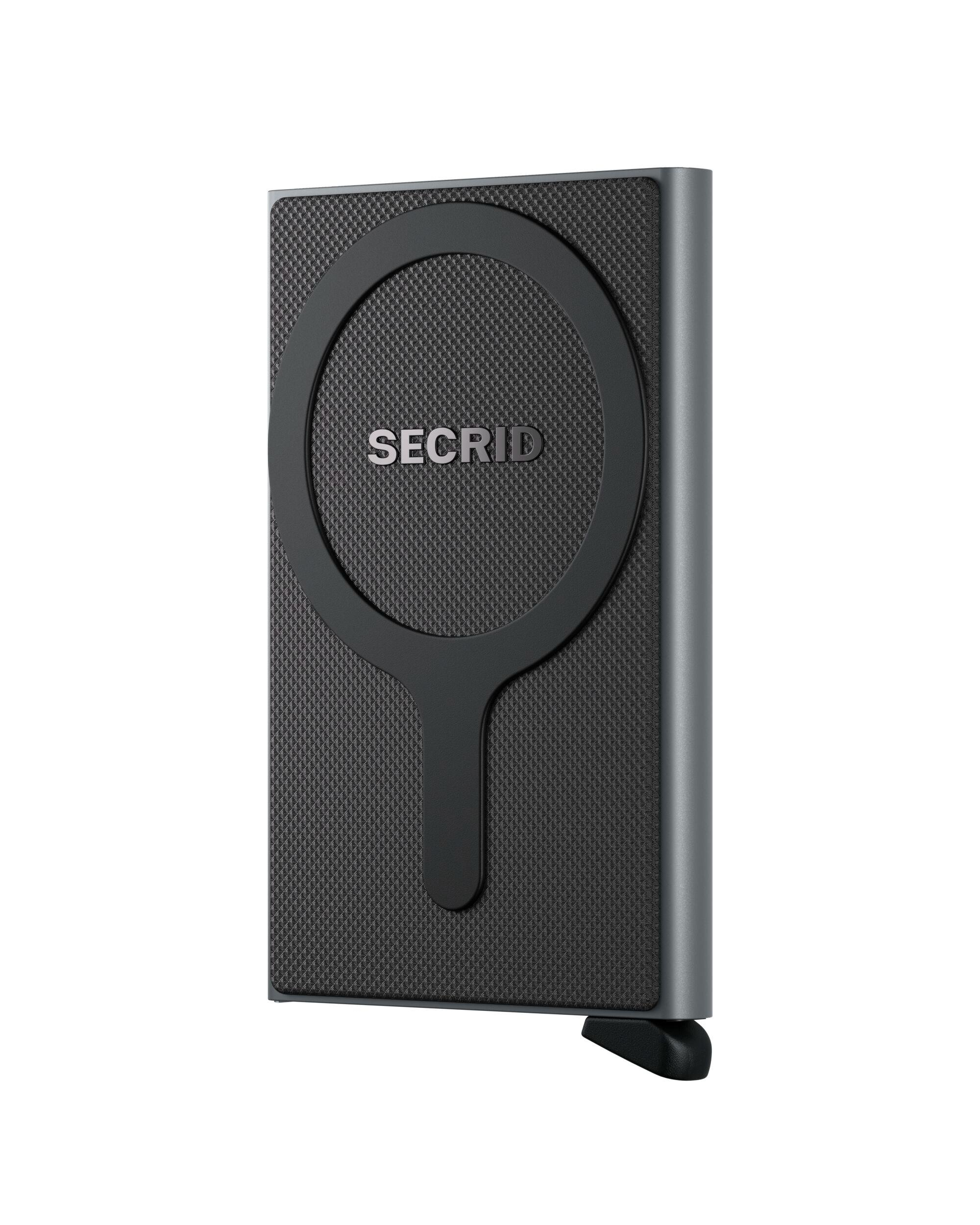 Cardprotector voor MagSafe – Veilig, stijlvol en klaar voor elke dag

Ontdek de nieuwe Cardprotector voor MagSafe – ontworpen voor het dagelijks leven. Dankzij de krachtige MagSafe-magneet klik je de cardprotector moeiteloos op de achterkant van je iPhone. De verbinding is stevig, maar het loskoppelen blijft net zo eenvoudig. Ideaal wanneer je snel wilt schakelen tussen werk, reizen of vrije tijd.

Optimale bescherming voor je pasjes

Met geïntegreerde RFID- en NFC-bescherming blijven je kaarten altijd veilig tegen ongewenste scans. Of je nu in de stad bent, onderweg met het OV of op reis: jouw pasjes zijn iedere dag beschermd.

Compatibel met iPhone en Android

Geschikt voor iPhone 12 en nieuwer (met uitzondering van iPhone 16E)

Ook te gebruiken met Android-telefoons in combinatie met een geschikte MagSafe-case of MagSafe-adapter

iPhone en MagSafe zijn handelsmerken van Apple Inc.

Ruimte voor al je belangrijke kaarten

Deze slanke MagSafe-pasjeshouder biedt plaats aan:

Maximaal 4 kaarten met reliëf, of

6 vlakke kaarten

Perfect voor je ID, betaalpassen, OV-kaart en toegangspassen.

Let op: sterke magneet

Dit product bevat krachtige magneten. Magnetische velden kunnen interfereren met bepaalde medische apparaten. Twijfel je? Neem dan contact op met je arts.