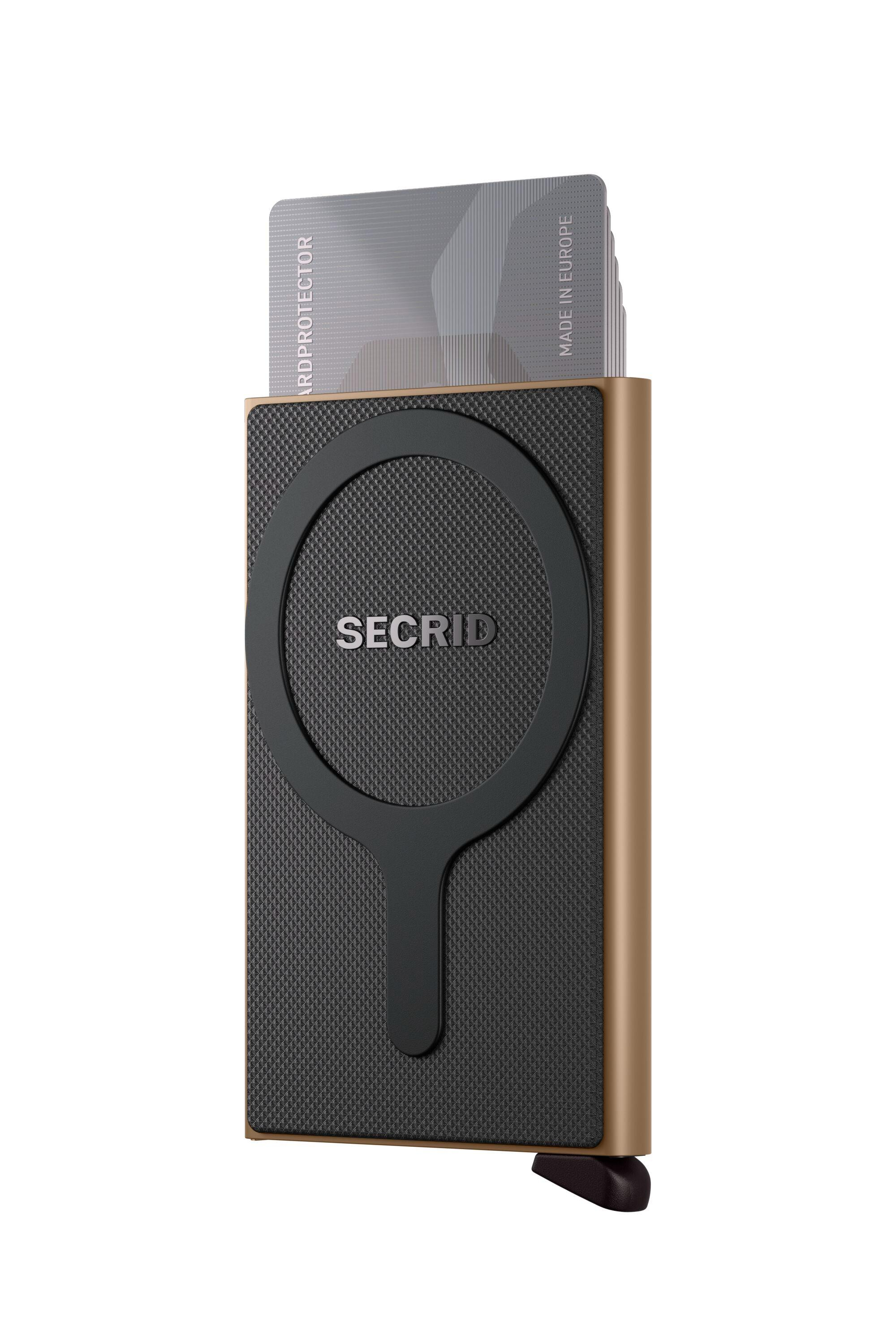 Cardprotector voor MagSafe – Veilig, stijlvol en klaar voor elke dag

Ontdek de nieuwe Cardprotector voor MagSafe – ontworpen voor het dagelijks leven. Dankzij de krachtige MagSafe-magneet klik je de cardprotector moeiteloos op de achterkant van je iPhone. De verbinding is stevig, maar het loskoppelen blijft net zo eenvoudig. Ideaal wanneer je snel wilt schakelen tussen werk, reizen of vrije tijd.

Optimale bescherming voor je pasjes

Met geïntegreerde RFID- en NFC-bescherming blijven je kaarten altijd veilig tegen ongewenste scans. Of je nu in de stad bent, onderweg met het OV of op reis: jouw pasjes zijn iedere dag beschermd.

Compatibel met iPhone en Android

Geschikt voor iPhone 12 en nieuwer (met uitzondering van iPhone 16E)

Ook te gebruiken met Android-telefoons in combinatie met een geschikte MagSafe-case of MagSafe-adapter

iPhone en MagSafe zijn handelsmerken van Apple Inc.

Ruimte voor al je belangrijke kaarten

Deze slanke MagSafe-pasjeshouder biedt plaats aan:

Maximaal 4 kaarten met reliëf, of

6 vlakke kaarten

Perfect voor je ID, betaalpassen, OV-kaart en toegangspassen.

Let op: sterke magneet

Dit product bevat krachtige magneten. Magnetische velden kunnen interfereren met bepaalde medische apparaten. Twijfel je? Neem dan contact op met je arts.