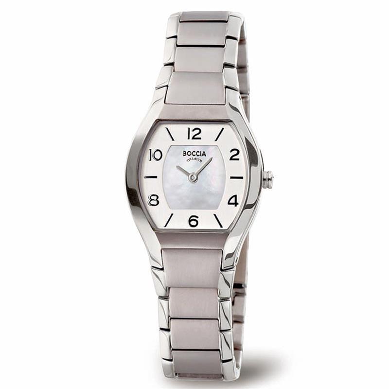 Boccia titanium horloge, ovale kast met parelmoer in de wijzerplaat.
