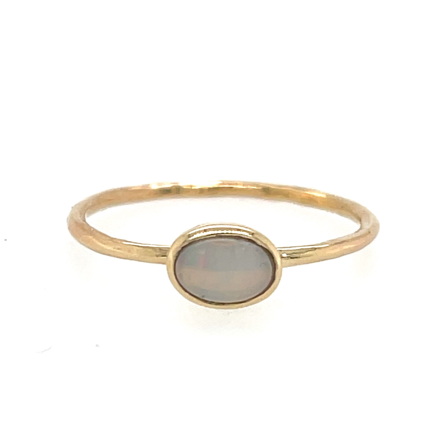 De GEEL GOUDEN STACKRING MET OPAAL, modelnummer RG461BAOP, is een elegante ring in maat 55 en weegt 1,2 gram. De subtiele opaalsteen en het gouden ontwerp maken het een verfijnde toevoeging aan elke sieradencollectie. Draag het solo voor een minimalistische look of combineer met andere ringen voor een modieuze stapelstijl.