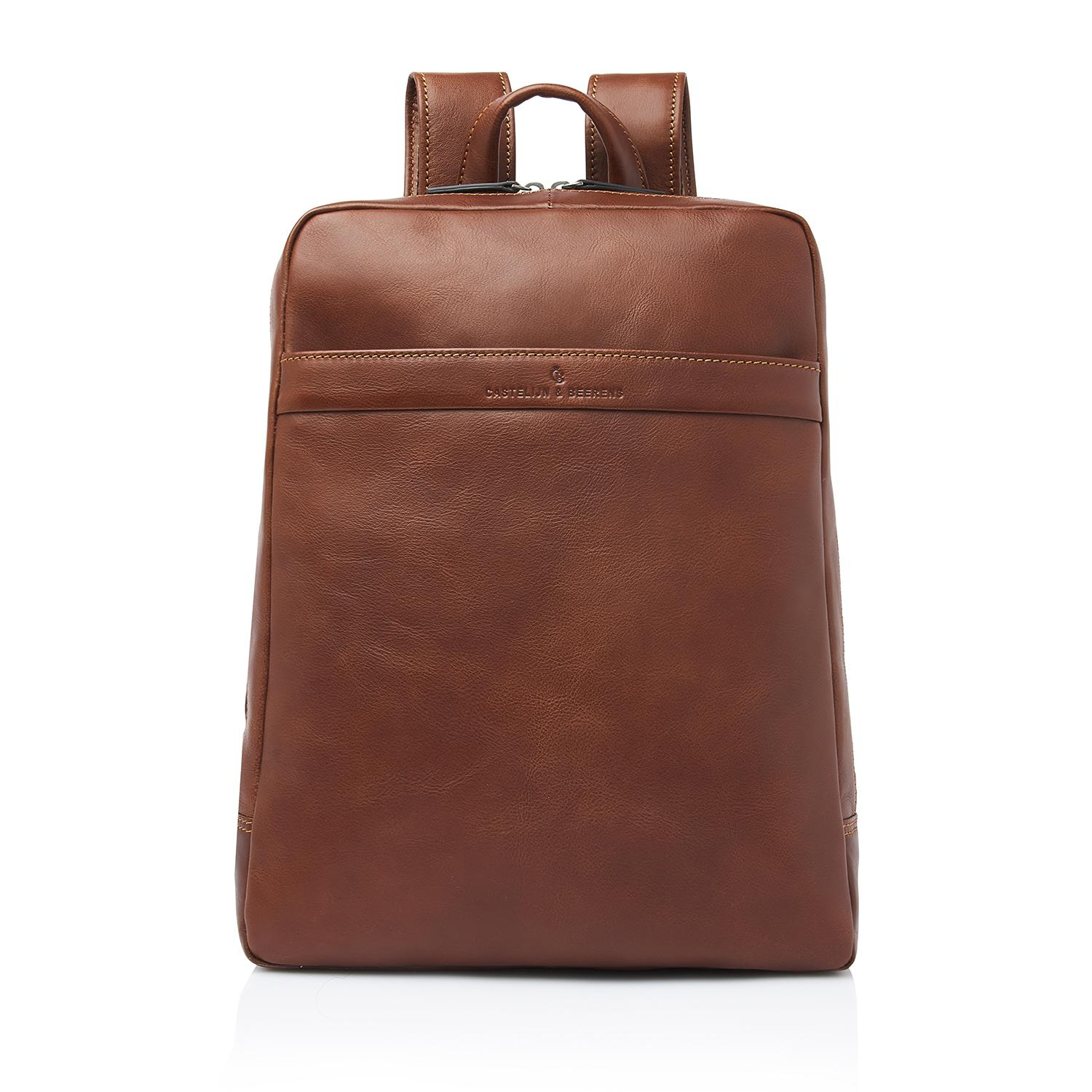 Stijlvolle leren laptoprugzak – geschikt voor 15,6 inch laptop

Ontdek de perfecte combinatie van functionaliteit, comfort en luxe met deze hoogwaardige leren laptoprugzak uit de Specials collectie. Deze rugzak is speciaal ontworpen voor een 15,6 inch laptop en beschikt over een verstevigd laptopvak en een apart tabletvak, zodat al je apparaten veilig en beschermd zijn.

De rugzak is vervaardigd uit premium Italiaans leer met een prachtige natuurlijke nerf. Het leer is plantaardig gelooid in een gerenommeerde Toscaanse looierij waar wij al ruim 40 jaar mee samenwerken. Hierdoor ben je verzekerd van een duurzaam, milieuvriendelijk en stijlvol product. Het subtiel in het leer verwerkte C&B kwaliteitslogo benadrukt de ambachtelijke afwerking.

Belangrijkste kenmerken

Laptopformaat: geschikt voor 15.6 inch

Afmetingen: 35 × 13 × 42 cm

Gewicht: 1010 gram

Materiaal: hoogwaardig Italiaans leer (plantaardig gelooid)

RFID-bescherming: ja

Trolley-strap: ja – handig voor reizen

Laptopvak: verstevigd en schokabsorberend

Extra vakken: diverse ritsvakken, organiser voor telefoon, pennen en visitekaartjes

Draagcomfort: verstevigde rugzijde en stevige, verstelbare leren schouderbanden

Waarom kiezen voor deze leren rugzak?

Deze rugzak combineert een tijdloos design met praktische indeling en uitstekend draagcomfort. Dankzij het RFID-beschermde vak zijn je pasjes veilig tegen skimming, terwijl de stevige schouderbanden en verstevigde rugzijde zorgen voor optimaal comfort tijdens dagelijks gebruik. Perfect voor werk, studie of zakelijke reizen.