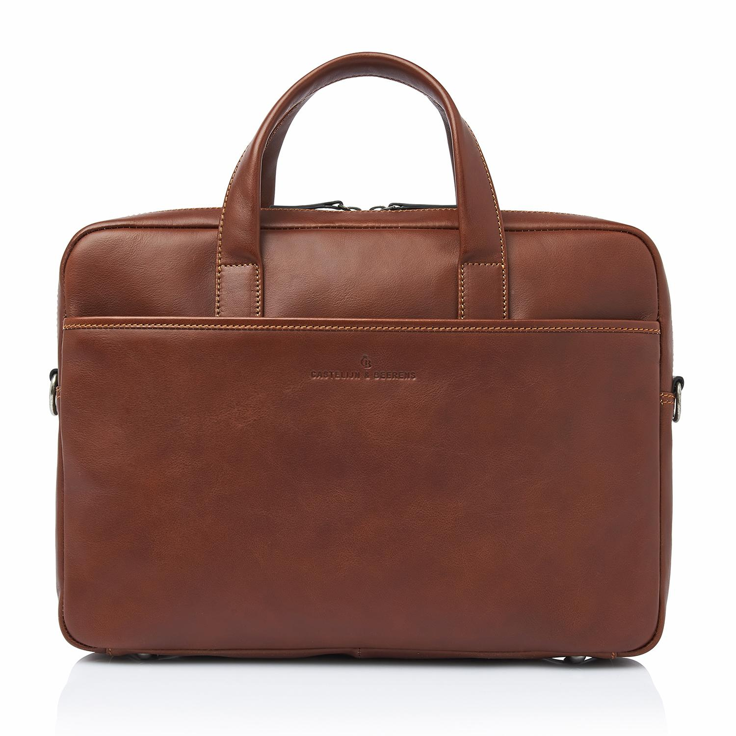 Leren laptoptas 15,6 inch – stijlvolle business tas uit de Specials collectie

Deze hoogwaardige leren laptoptas uit de Specials collectie is de perfecte businesspartner voor dagelijks professioneel gebruik. De tas is uitgerust met een schokabsorberend 15,6 inch laptopvak en een apart tabletvak, zodat je waardevolle apparatuur optimaal beschermd blijft tijdens woon-werkverkeer of zakelijke reizen.

De tas is vervaardigd van prachtig Italiaans leer met natuurlijke nerf, afkomstig uit een gerenommeerde Toscaanse looierij waar wij al ruim 40 jaar mee samenwerken. Dankzij de traditionele plantaardige looiing krijgt het leer een luxe uitstraling en ontwikkelt het een karaktervolle patina naarmate je de tas gebruikt. Het subtiele C&B-logo, als präg in het leer verwerkt, benadrukt het vakmanschap.

Belangrijkste kenmerken

Laptopformaat: 15.6 inch

Afmetingen (L × B × H): 42 × 11 × 41 cm

Gewicht: 1000 gram

Materiaal: premium Italiaans leer (plantaardig gelooid)

RFID-bescherming: ja – high-tech beveiligd vak

Trolley strap: ja – ideaal voor onderweg

Laptopvak: schokabsorberend en verstevigd

Indeling: meerdere steek- en ritsvakken, tabletvak

Draagopties: leren, afneembare schouderband en twee stevige handvatten

Logo: subtiel C&B-präg in het leer verwerkt

Waarom kiezen voor deze leren business laptoptas?

Deze tas combineert een luxueuze uitstraling met praktische functionaliteit. Dankzij de RFID-bescherming blijven je pasjes veilig tegen skimming, terwijl de trolleyband zorgt voor extra gemak tijdens reizen. De hoogwaardige constructie en het ambachtelijke leer maken deze tas ideaal voor zowel zakelijke professionals als stijlbewuste gebruikers.