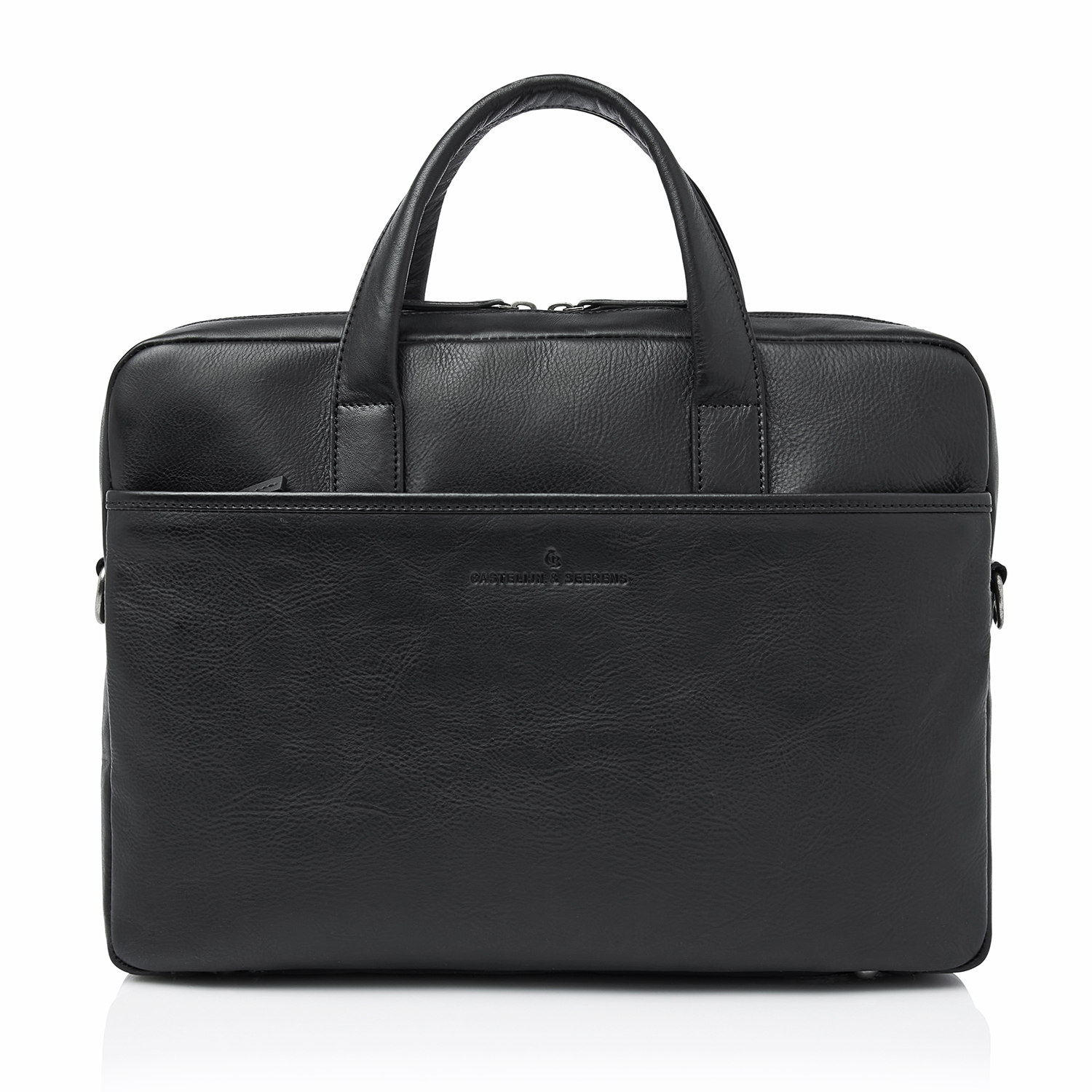 Leren laptoptas 15,6 inch – stijlvolle business tas uit de Specials collectie

Deze hoogwaardige leren laptoptas uit de Specials collectie is de perfecte businesspartner voor dagelijks professioneel gebruik. De tas is uitgerust met een schokabsorberend 15,6 inch laptopvak en een apart tabletvak, zodat je waardevolle apparatuur optimaal beschermd blijft tijdens woon-werkverkeer of zakelijke reizen.

De tas is vervaardigd van prachtig Italiaans leer met natuurlijke nerf, afkomstig uit een gerenommeerde Toscaanse looierij waar wij al ruim 40 jaar mee samenwerken. Dankzij de traditionele plantaardige looiing krijgt het leer een luxe uitstraling en ontwikkelt het een karaktervolle patina naarmate je de tas gebruikt. Het subtiele C&B-logo, als präg in het leer verwerkt, benadrukt het vakmanschap.

Belangrijkste kenmerken

Laptopformaat: 15.6 inch

Afmetingen (L × B × H): 42 × 11 × 41 cm

Gewicht: 1000 gram

Materiaal: premium Italiaans leer (plantaardig gelooid)

RFID-bescherming: ja – high-tech beveiligd vak

Trolley strap: ja – ideaal voor onderweg

Laptopvak: schokabsorberend en verstevigd

Indeling: meerdere steek- en ritsvakken, tabletvak

Draagopties: leren, afneembare schouderband en twee stevige handvatten

Logo: subtiel C&B-präg in het leer verwerkt

Waarom kiezen voor deze leren business laptoptas?

Deze tas combineert een luxueuze uitstraling met praktische functionaliteit. Dankzij de RFID-bescherming blijven je pasjes veilig tegen skimming, terwijl de trolleyband zorgt voor extra gemak tijdens reizen. De hoogwaardige constructie en het ambachtelijke leer maken deze tas ideaal voor zowel zakelijke professionals als stijlbewuste gebruikers.