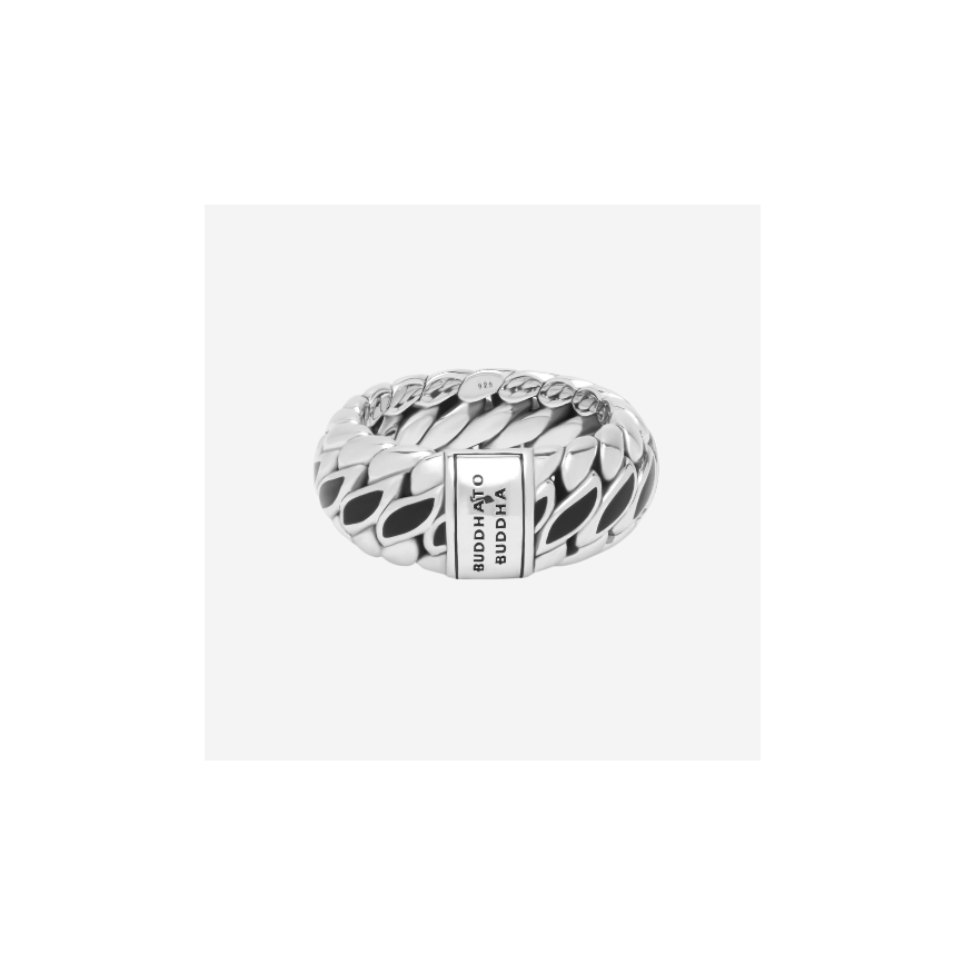De iconische Buddha to Buddha Ben ring heeft in deze speciale editie een elegante draai gekregen. De vorm is geaccentueerd door kleine zwarte accenten van emaille rondom de gehele ring. Handgemaakt en tijdloos zoals alle Buddha to Buddha sieraden. De zilveren ring laat zich perfect combineren met andere Buddha to Buddha sieraden en wordt verpakt in een luxe geschenkverpakking