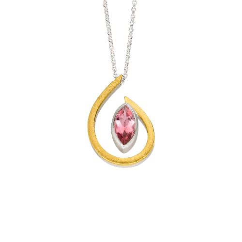 Dieser feine Halsschmuck mit einem rosa Turmalin hängt an einer silbernen Ankerkette mit einer Stärke von0.7mm. Es ist eine elegante Halskette aus mit 900er Gold geschweißtem Silber und einem rosa Turmalin. Sie ergänzt jeden Look und eignet sich besonders gut zum Tragen mit einem V-Ausschnitt oder einem schlichten Oberteil. Perfekt für besondere Anlässe oder als täglicher Begleiter.