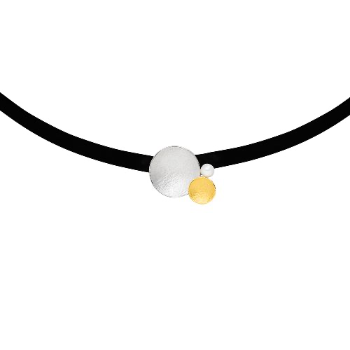 Dieses Kautschukband ist ein einzigartiges Schmuckst&uuml;ck. Es besteht aus einem Kautschukband mit einer Perle als zentralem Element, gefertigt in Silber und Gold 900. Ideal kombinierbar mit l&auml;ssiger oder eleganter Kleidung, eignet es sich perfekt als stilvolles Accessoire f&uuml;r Alltag und besondere Anl&auml;sse. Tragen Sie es als t&auml;gliches Highlight oder f&uuml;r besondere Momente.