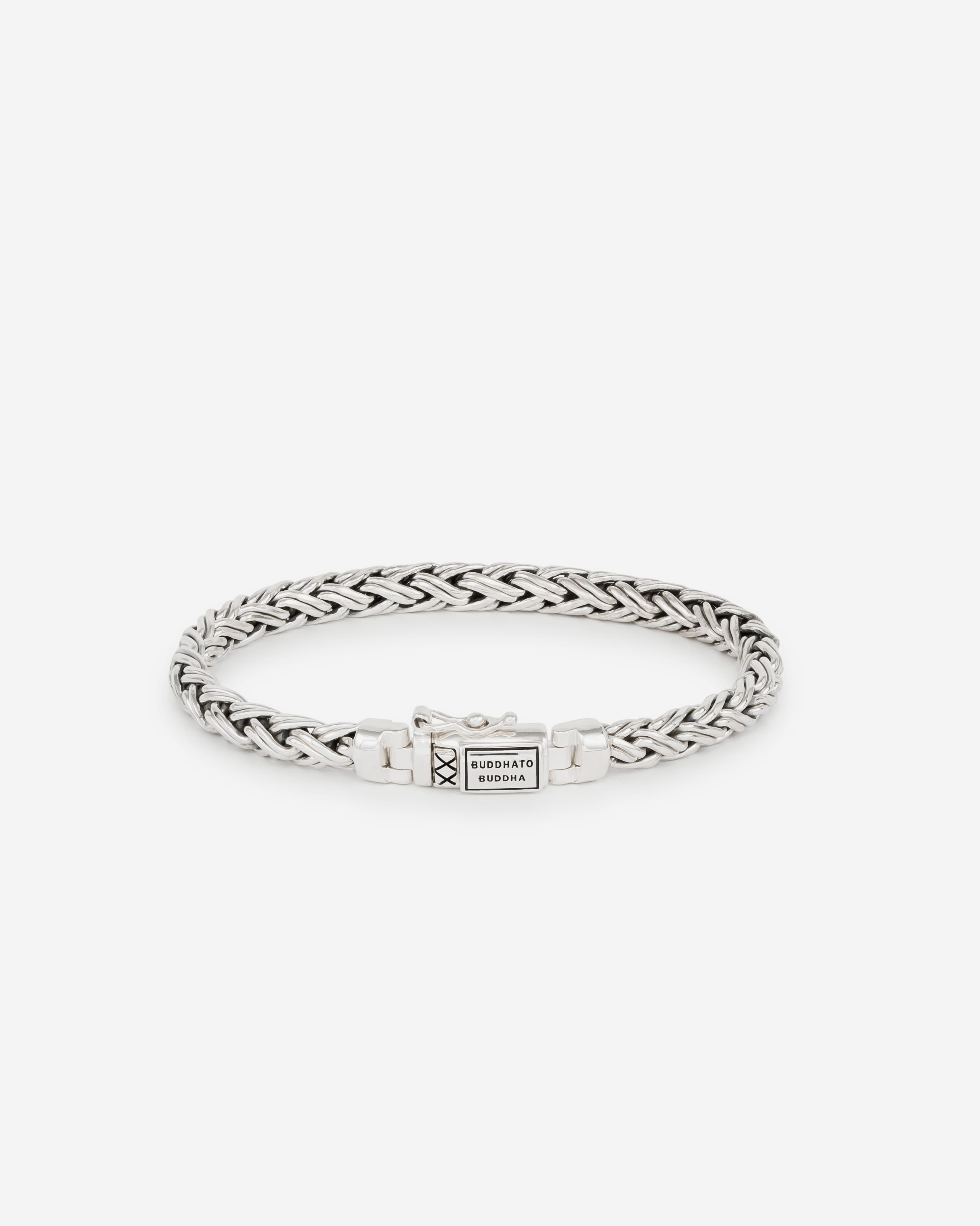 De Katja XS armband is een prachtig gedetailleerde gevlochten armband. Een echte eyecatcher! Het ontwerp van deze subtiele zilveren armband is gebaseerd op de iconische schakel Katja. Handgemaakt en tijdloos zoals alle Buddha to Buddha sieraden. De zilveren armband laat zich perfect combineren, wees creatief en combineer sieraden van andere families, zoals Ellen of Ben. De Katja XS is smaller dan de Katja armband.