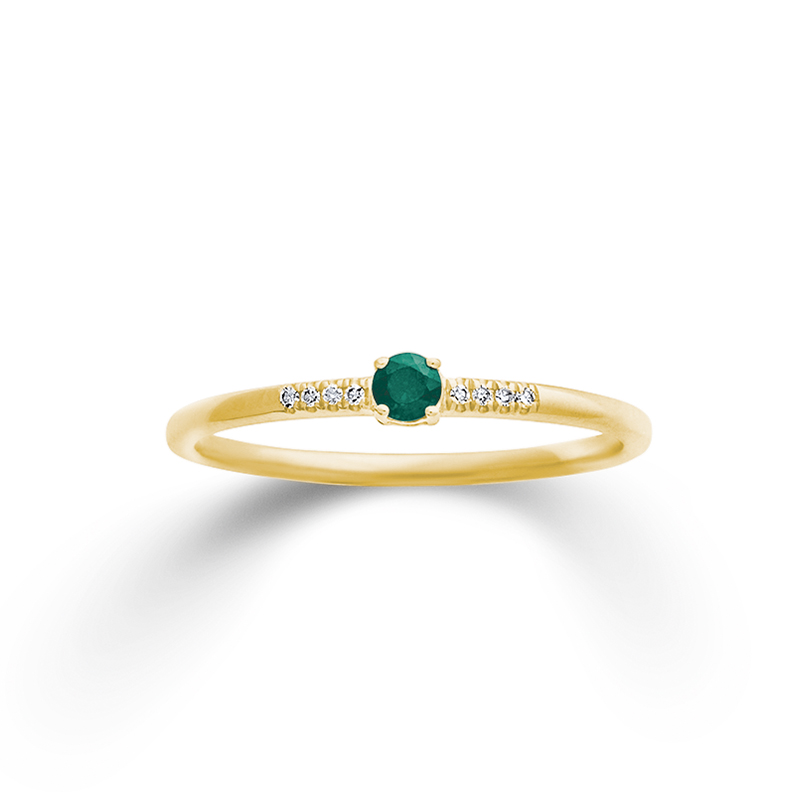 De Ring met Smaragd 0,09ct en diamant 0,02ct K11912G straalt elegantie uit met zijn goudkleurige afwerking. Deze ring, gemaakt van hoogwaardig goud, bevat een schitterende smaragd en delicate diamanten. Draag deze opvallende ring solo voor een verfijnde look of combineer met andere gouden sieraden voor een elegante, gelaagde uitstraling. Perfect voor elke gelegenheid.