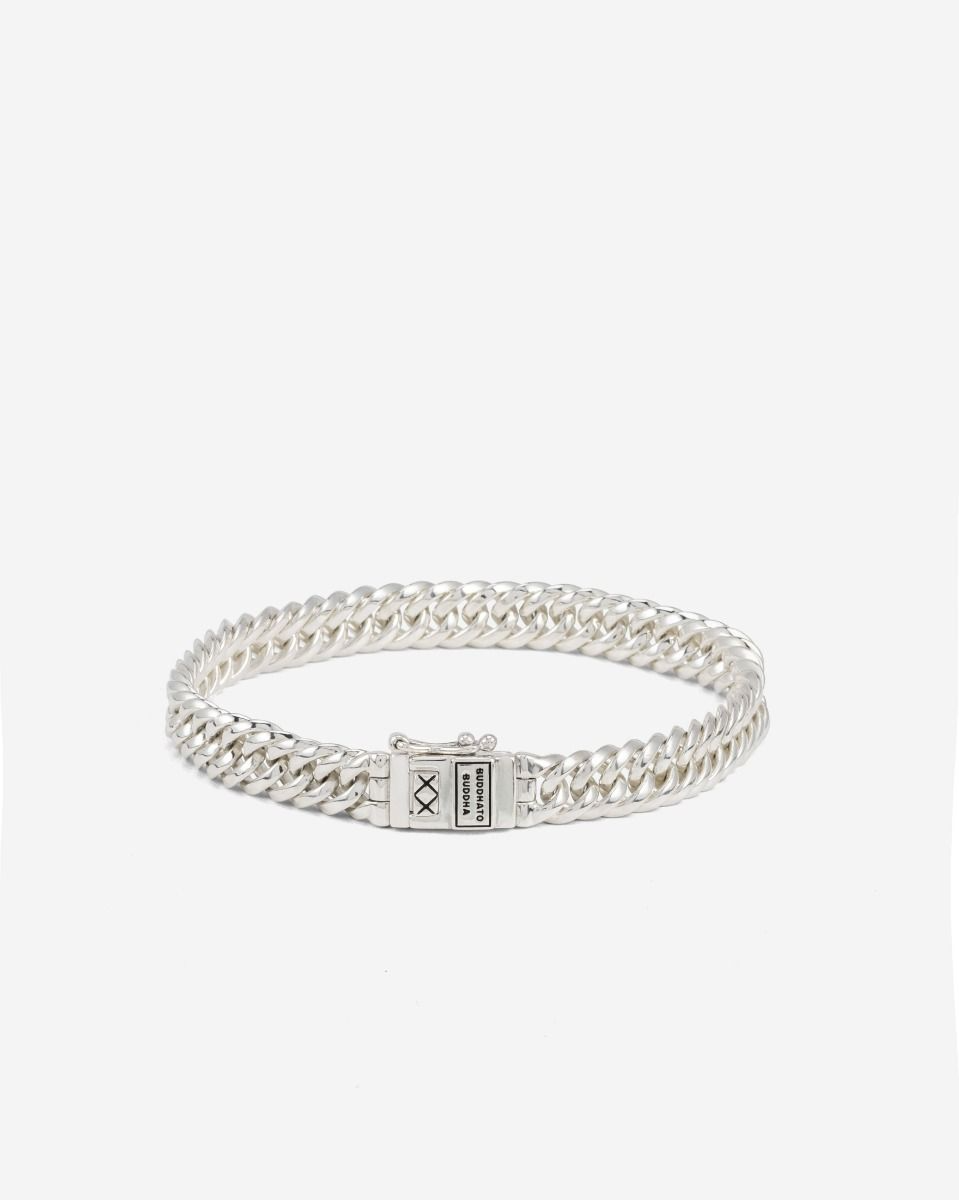 De Armband Chain Mini is een verfijnde en elegante versie van onze iconische Chain-collectie. Vervaardigd van gerecycled 925 sterling zilver, is elke schakel met de hand gemaakt en biedt het een subtiel en prachtig ontwerp. Hoewel kleiner van formaat, behoudt deze armband de stoere uitstraling en het vakmanschap dat Buddha to Buddha siert. Deze armband is handgemaakt in Zuidoost-Azië en is een tijdloos sieraad dat apart gedragen kan worden of in laagjes met andere sieraden.
