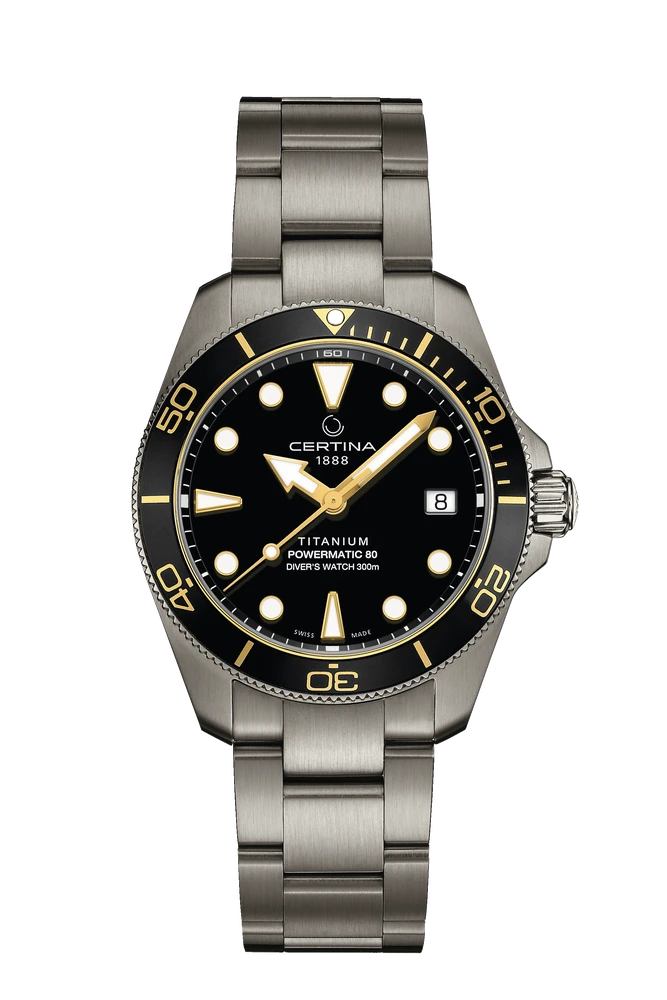 De Certina Diving Watch Automatic DS Action 38 mm Titanium, modelnummer C0488074405100, biedt premium functies zoals Zwitserse automatische beweging, een titanium kast en armband, zwart wijzerplaat, datumaanduiding en saffiercoating. Antiallergisch en met zilverkleurige afwerking, is deze horloge perfect voor dagelijks gebruik en biedt het uitstekende duurzaamheid. Draag hem bij zowel zakelijke als casual outfits.