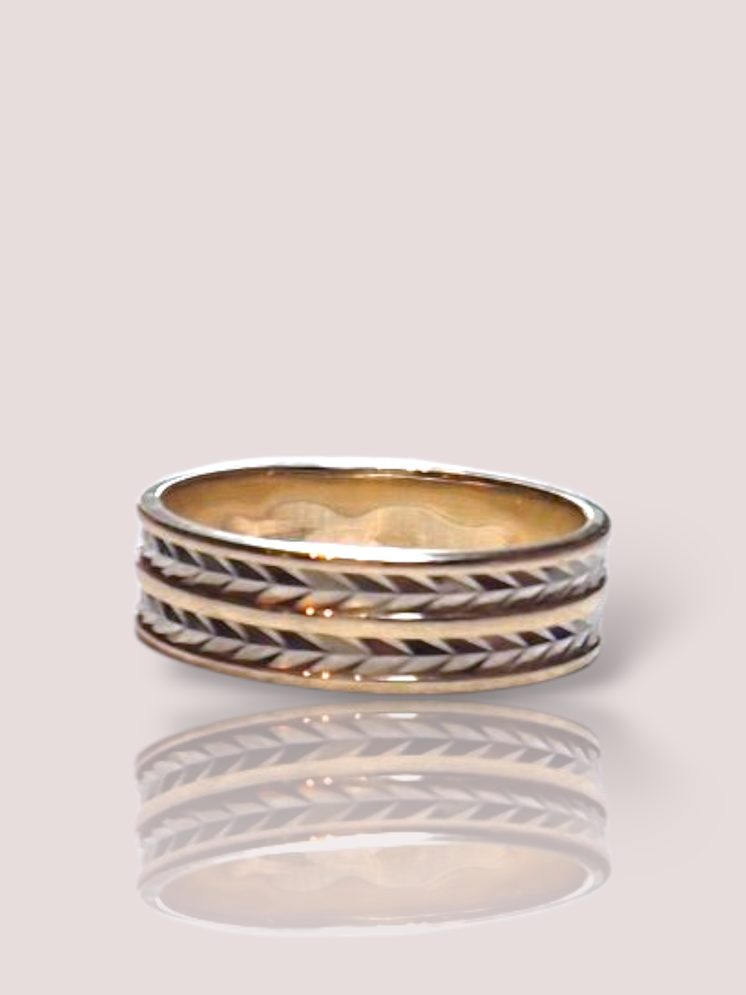 De Vintage 14k geel- en witgouden bewerkte ring is een verfijnde trouwring. De combinatie van geel- en witgoud geeft een elegante uitstraling, perfect voor een bruiloft. Draag deze ring aan je ringvinger als symbool van eeuwige liefde en trouw. Ideaal voor een klassieke en tijdloze look op je speciale dag.

De ring is 5mm breed en weegt 4,25 gram.