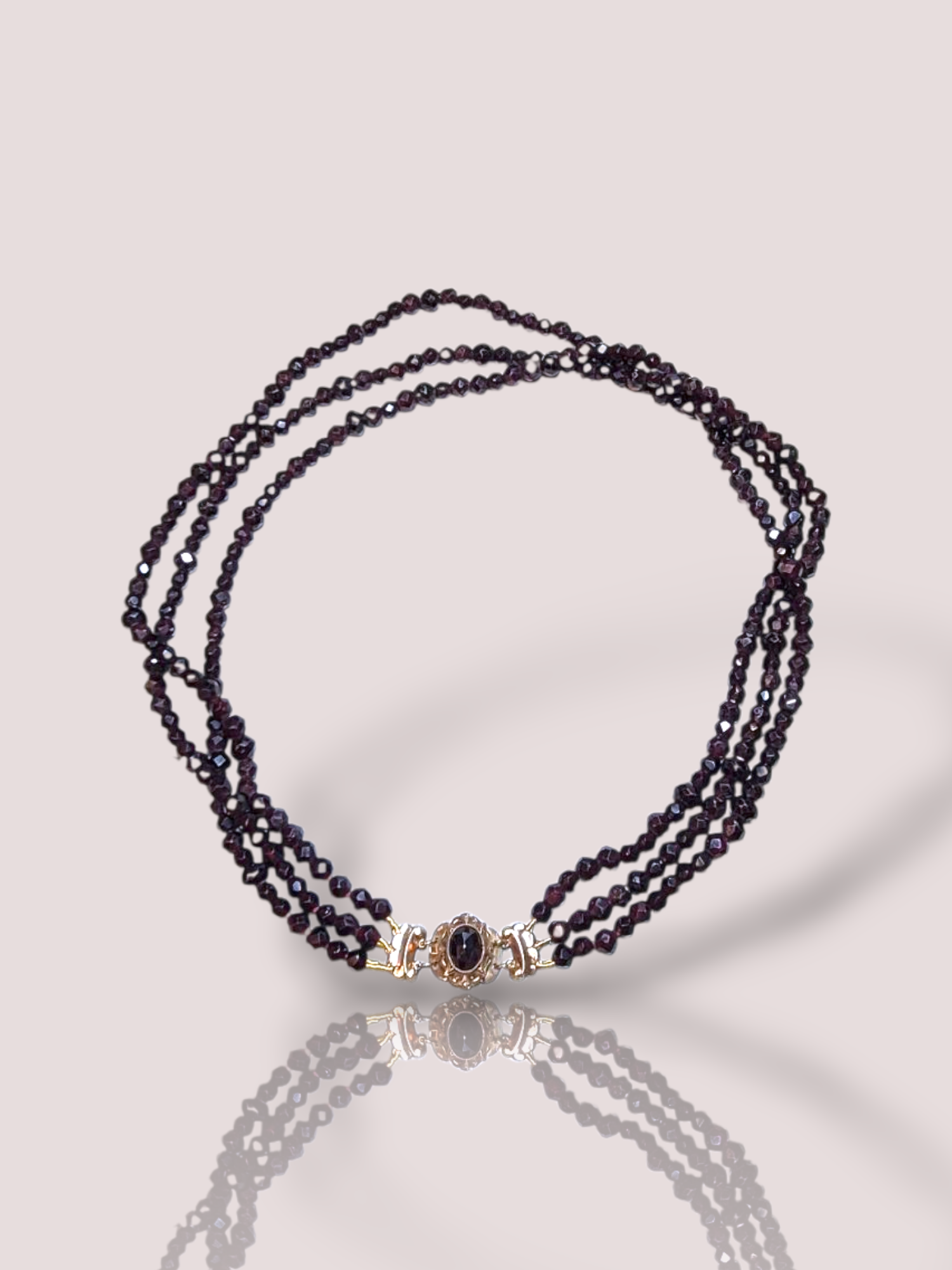 Dit vintage 3-rijige granaat collier heeft een 14k geel gouden slot. Deze halsketting voegt een tijdloze elegantie toe aan elke outfit. Draag het met een V-hals top of een elegante avondjurk om de prachtige dieprode granaten en gouden details te benadrukken. Perfect voor speciale gelegenheden.

Het kortste snoer van het collier is 50 cm.