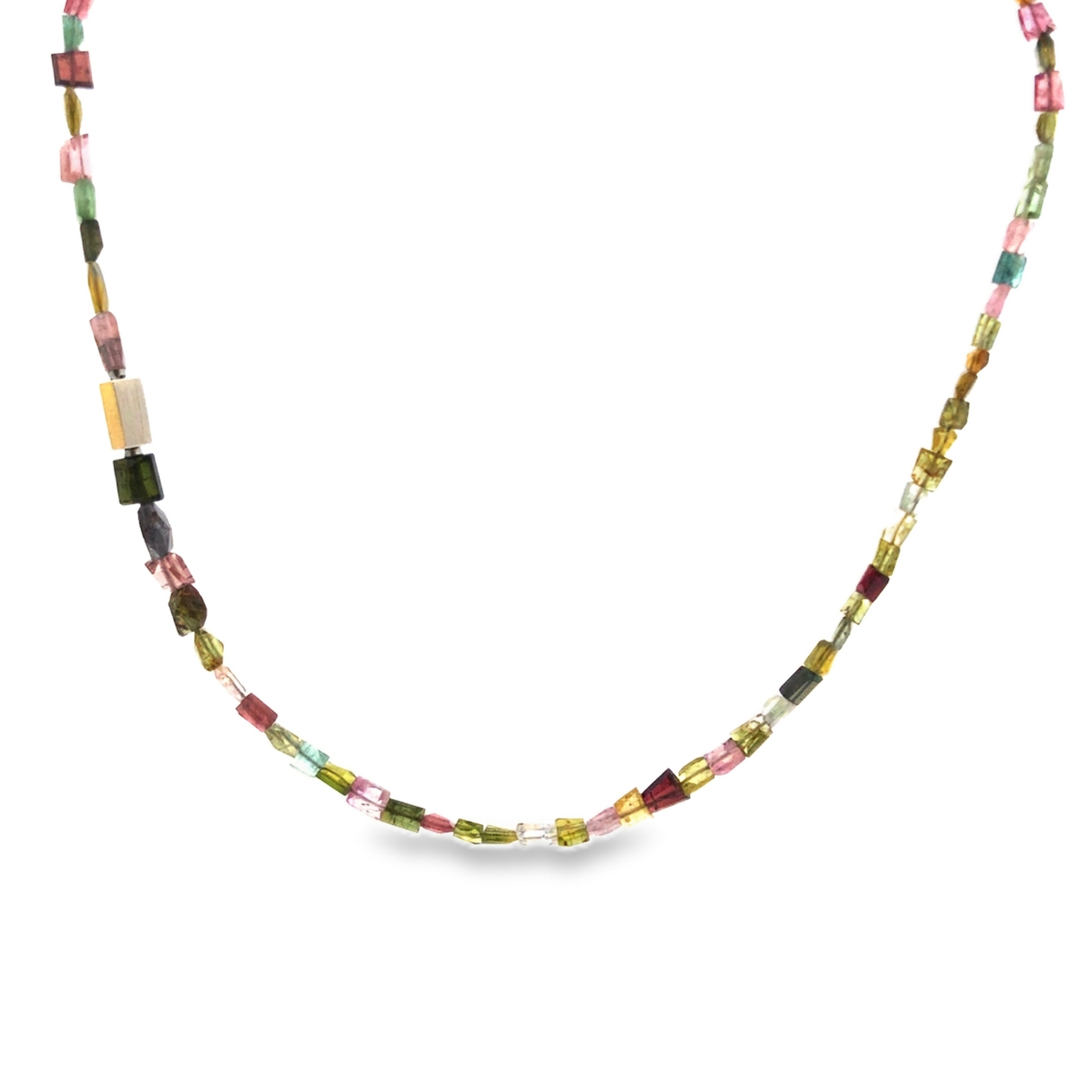 Die Kette Turmalin mehrfarbig, vereint Eleganz und Vielseitigkeit. Aus hochwertigem mehrfarbigem Turmalin gefertigt, strahlt sie Lebendigkeit und Stil aus. Durch die variable Schließe ergeben sich stets neue Gestaltungsmöglichkeiten. Perfekt für jeden Anlass, sowohl lässig als auch formell. Tragen Sie sie allein oder kombinieren Sie sie mit anderen Schmuckstücken, um ein individuelles Statement zu setzen. Ein unverzichtbares Accessoire für alle Schmuckliebhaber. Schließe nicht inkludiert im Bild mit Schließe Nummer20241