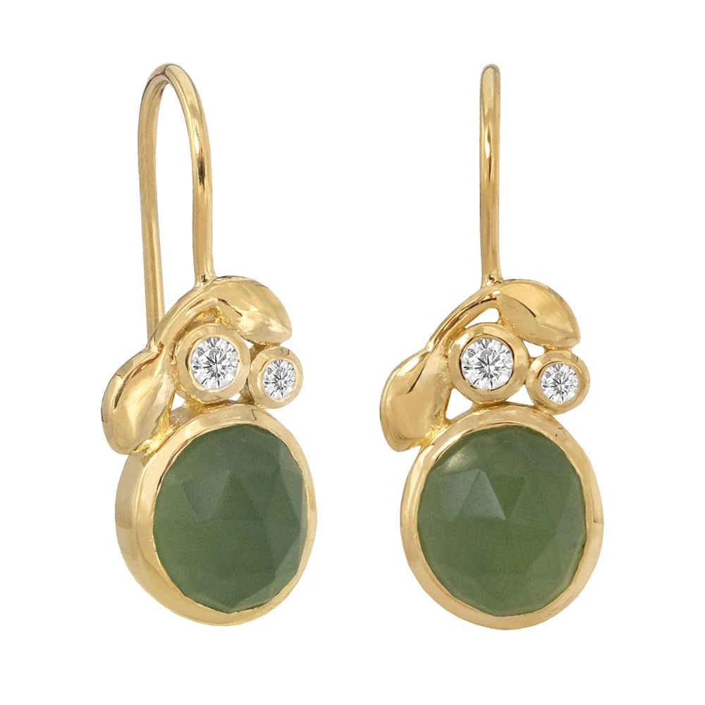 Oorbel Bliss (GP) met modelnummer 79904399 is een elegante sieradencategorie met een PENDANT_OORBEL ontwerp, verrijkt met groene serpentijn. Deze oorbellen zijn ideaal voor zowel formele gelegenheden als alledaagse stijl. Draag ze met opgestoken haar of een elegante knot voor de beste uitstraling. Voeg een vleugje verfijning toe aan elke outfit met deze prachtige oorbellen.