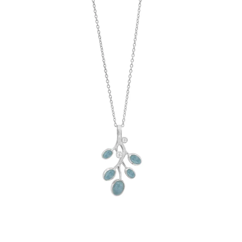 De Ketting Azure, modelnummer 80902003, valt onder de categorie 'Jewel' met het subtype 'Fantasy'. Deze fantasieketting voegt een vleugje creativiteit en stijl toe aan elke outfit. Combineer het met een eenvoudige blouse of jurk om de ketting echt op te laten vallen. Perfect voor speciale gelegenheden of een stijlvolle dagelijkse look.