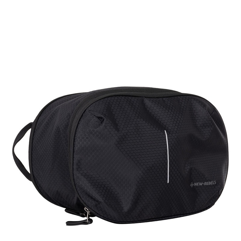 Pack it Large Travel Bag Organisor – Black – New Rebels

Maximale ruimte, maximale organisatie

De Pack it Large travel bag organisor van New Rebels is de ideale oplossing voor iedereen die overzichtelijk en efficiënt wil inpakken. Dankzij het ruime formaat van 30 × 38 × 15 cm en het sterke honeycomb nylon materiaal berg je kleding en reisbenodigdheden georganiseerd, lichtgewicht en veilig op.

✔ Extra veel opbergruimte

Met zijn royale afmetingen biedt deze Large-organiser genoeg inhoud voor sweaters, broeken, truien, handdoeken of meerdere setjes kleding. Perfect voor langere reizen of wie gewoon graag alles netjes gesorteerd houdt.

✔ Duurzaam & lichtgewicht honeycomb nylon

Het hoogwaardige honeycomb nylon is slijtvast, sterk en waterafstotend, waardoor je spullen goed beschermd blijven. Het materiaal is ultralicht, zodat je geen onnodig gewicht toevoegt aan je bagage.

✔ Houdt je koffer overzichtelijk

Door te werken met organisers zoals deze van New Rebels blijft je koffer strak, netjes en overzichtelijk. Nooit meer zoeken naar losse kledingstukken of accessoires.

✔ Tijdloos zwart design

De klassieke zwarte kleur past bij iedere reisuitrusting en straalt eenvoud en kwaliteit uit. De stevige rits en draaglus zorgen voor extra gebruiksgemak.

Waarom kiezen voor de Pack it Large travel bag organisor van New Rebels?

Ruim formaat: 30×38×15 cm

Gemaakt van duurzaam honeycomb nylon

Lichtgewicht, waterafstotend en slijtvast

Perfect voor kleding, handdoeken en grotere items

Houdt je koffer of backpack ordelijk

Stijlvol Black design van New Rebels
