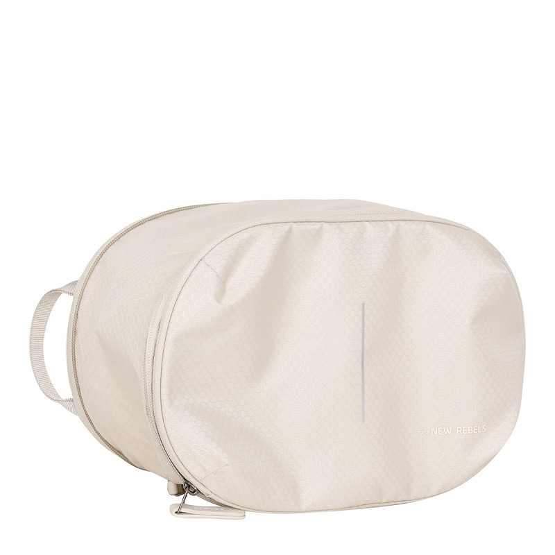 Pack it Large Travel Bag Organisor – Beige – New Rebels

Ruim, stijlvol en perfect georganiseerd op reis

De Pack it Large travel bag organisor van New Rebels in de elegante kleur beige is ideaal voor wie graag overzichtelijk en efficiënt inpakt. Dankzij het grote formaat van 30 × 38 × 15 cm en het duurzame honeycomb nylon kun je kleding en reisartikelen netjes, lichtgewicht en beschermd meenemen.

✔ Extra ruime inhoud

Met zijn royale afmetingen biedt deze organiser meer dan genoeg ruimte voor grotere kledingstukken zoals truien, broeken, sweaters of handdoeken. Perfect voor vakanties, zakenreizen of backpacktrips.

✔ Duurzaam honeycomb nylon

Het sterke honeycomb nylon staat bekend om zijn slijtvaste, scheurbestendige en waterafstotende eigenschappen. Hierdoor blijven je spullen optimaal beschermd, terwijl de organiser zelf verrassend licht blijft.

✔ Houdt je bagage geordend

Met organisers zoals deze van New Rebels blijft je koffer netjes en overzichtelijk. Geen rondslingerende spullen meer — alles heeft zijn vaste plek.

✔ Stijlvol beige design

De moderne kleur beige geeft jouw reisuitrusting een frisse, luxe uitstraling. Afgewerkt met een stevige rits en praktische draaglus voor maximaal gebruiksgemak.

Waarom kiezen voor de Pack it Large travel bag organisor van New Rebels?

Groot formaat: 30×38×15 cm

Gemaakt van hoogwaardig honeycomb nylon

Lichtgewicht, waterafstotend en slijtvast

Ideaal voor grotere kledingstukken en reisartikelen

Houdt je koffer of backpack perfect geordend

Luxe beige kleur van New Rebels