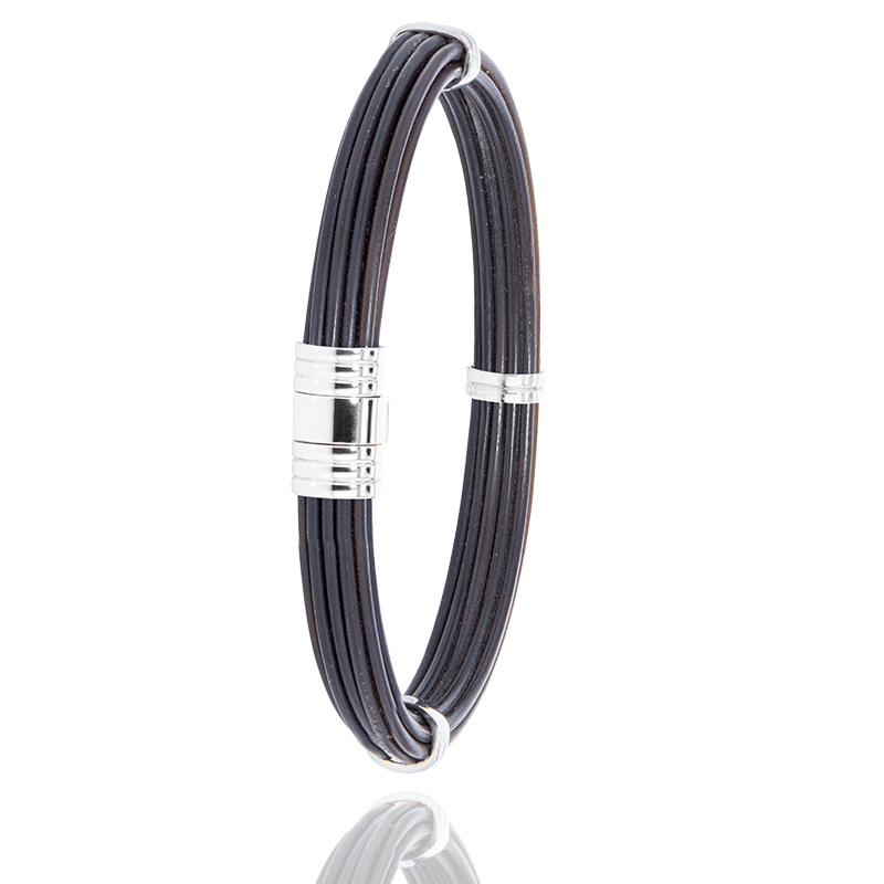 Een Albanu armband van Buffel 6mm doorsnede en lengte 20cm met stalen gesp.
Uit de Savanne collectie.
Elke armband wordt sinds 1928 met passie vervaardigd in het atelier in Monaco.