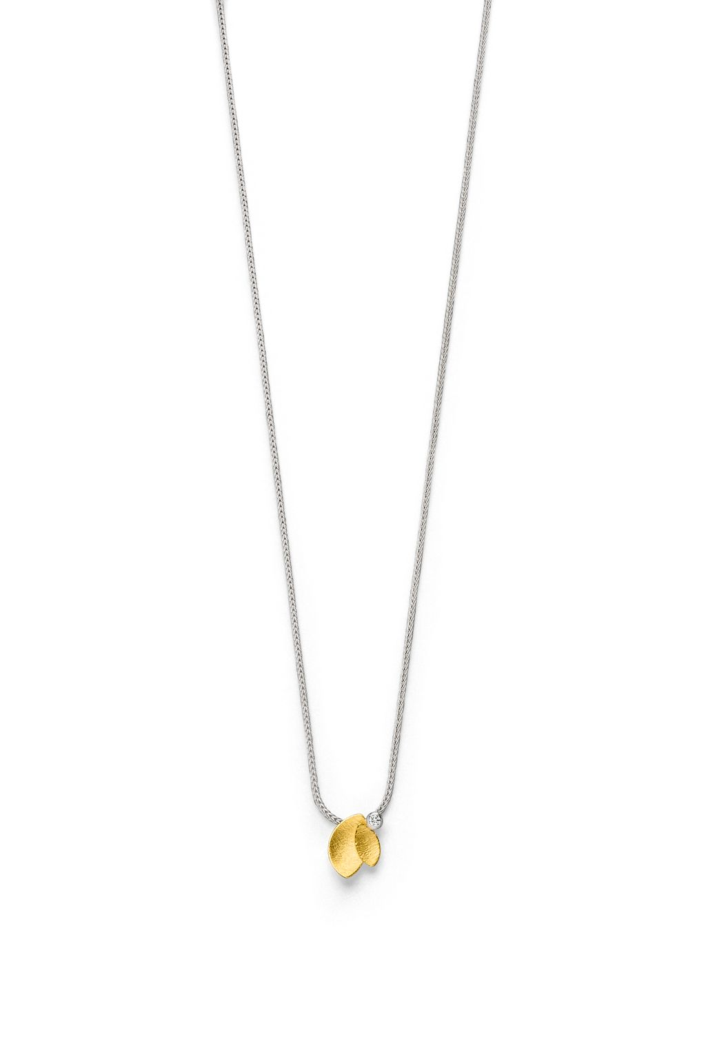 MANU Schmuck is een sieradenmerk van Duitse afkomst en zij ontwerpen hun sieraden in zilver en 22 karaat goud. De warme kleur van het 22 karaat goud geeft de sieraden extra cachet en een exclusieve afwerking mee.