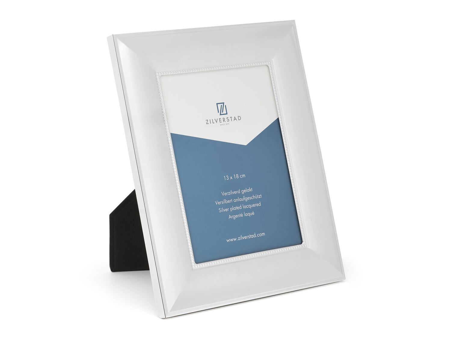 Verzilverd gelakte fotolijst met een brede rand. Voorzien van een velours achterzijde voor een luxe uitstraling. Het formaat is 13 x 18 cm. Kan zowel hangend als staand gebruikt worden.