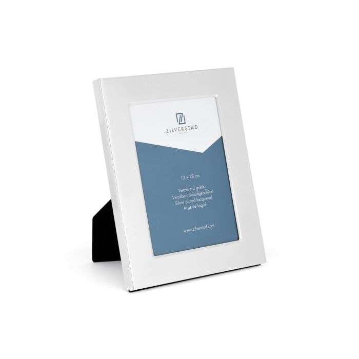 Verzilverd gelakte fotolijst met een brede rand. Voorzien van een velours achterzijde voor een luxe uitstraling. Het formaat is 13 x 18 cm. Kan zowel hangend als staand gebruikt worden.