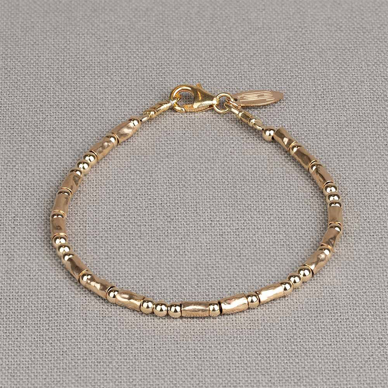 Armband buisjes en balletjes gemaakt van Goldfilled. 
Breedte circa	0,3 cm