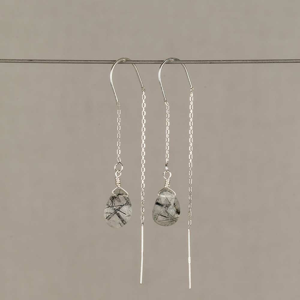 Doortrek oorbellen gemaakt van 925 sterling zilver in combinatie met de edelsteen Black Rutielkwarts. 

Lengte circa 5 cm