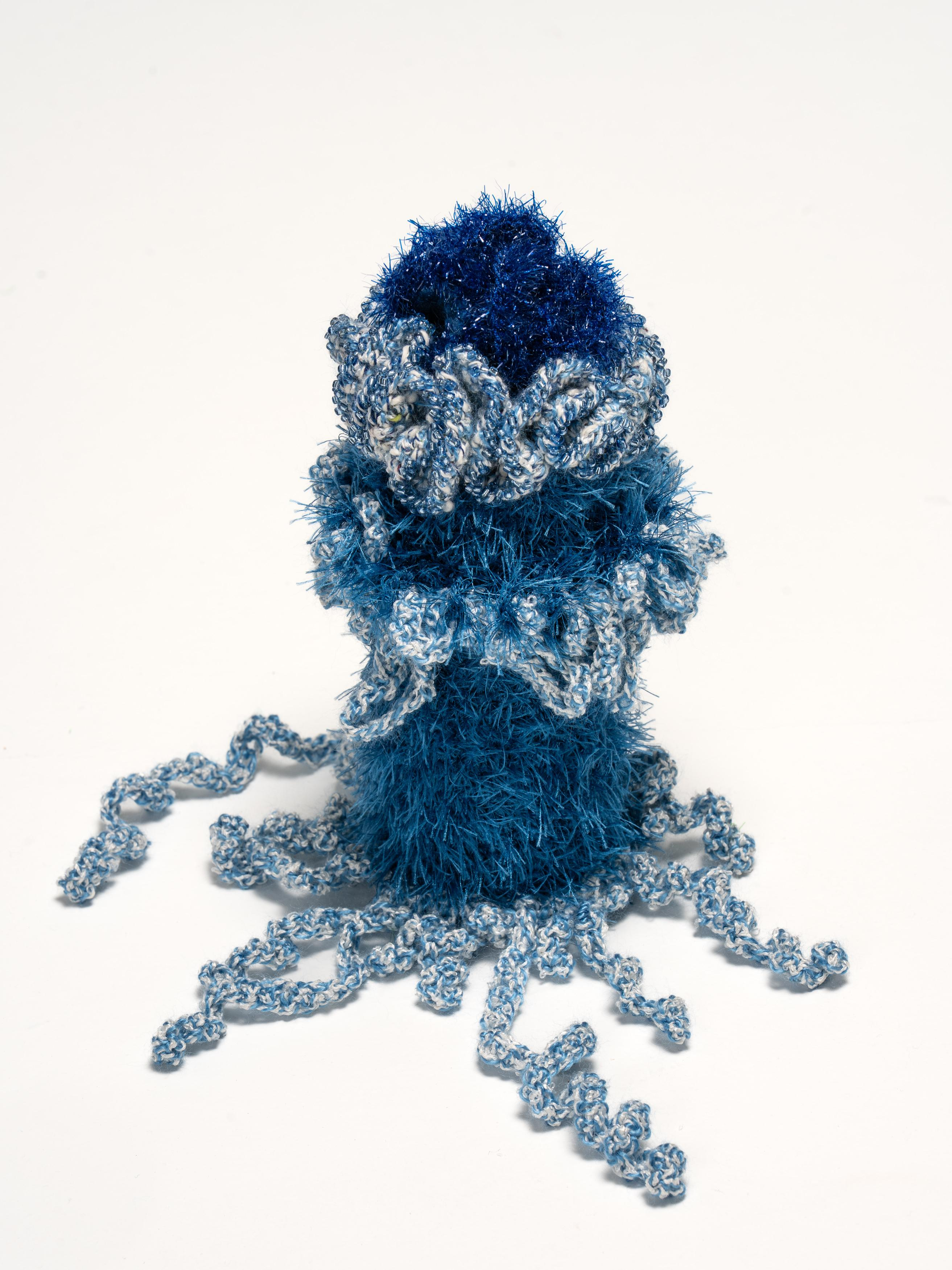 Häkelobjekt der Künstlerin Nadine Sybille Vogt. Fantasievolle Kreation in Wolle und Zwirn und einer beeindruckenden Handarbeit. Natürlich ist dieses Stück ein UNIKAT