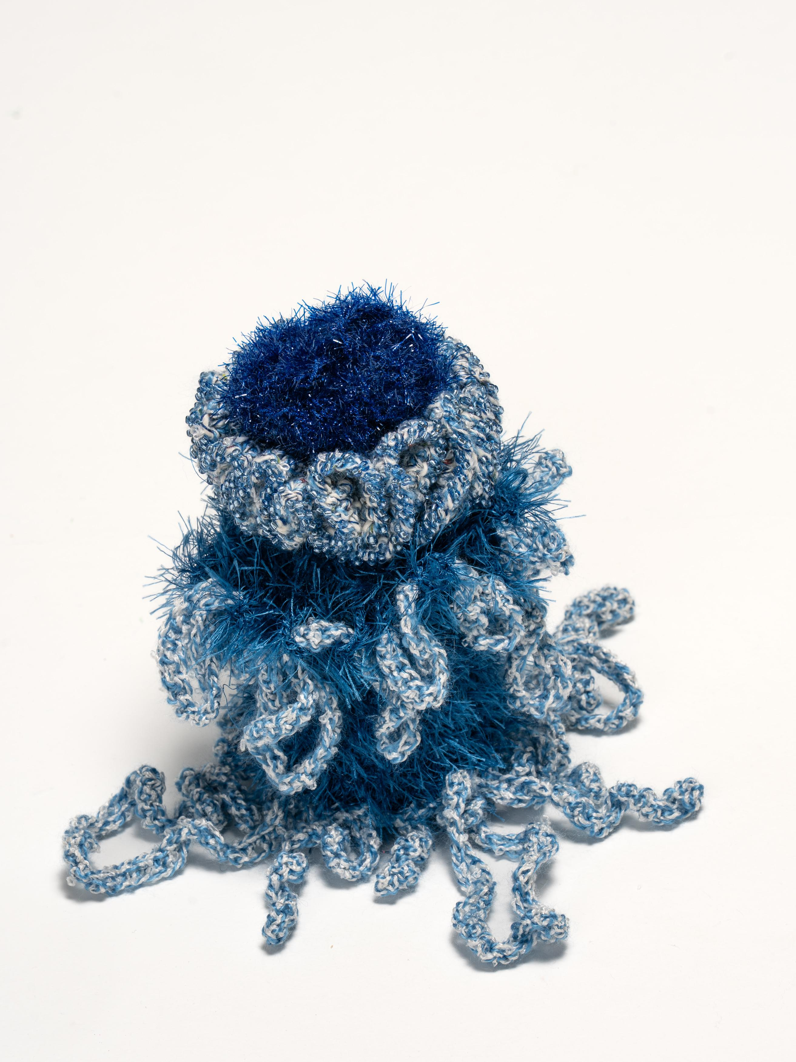 Häkelobjekt der Künstlerin Nadine Sybille Vogt. Fantasievolle Kreation in Wolle und Zwirn und einer beeindruckenden Handarbeit. Natürlich ist dieses Stück ein UNIKAT