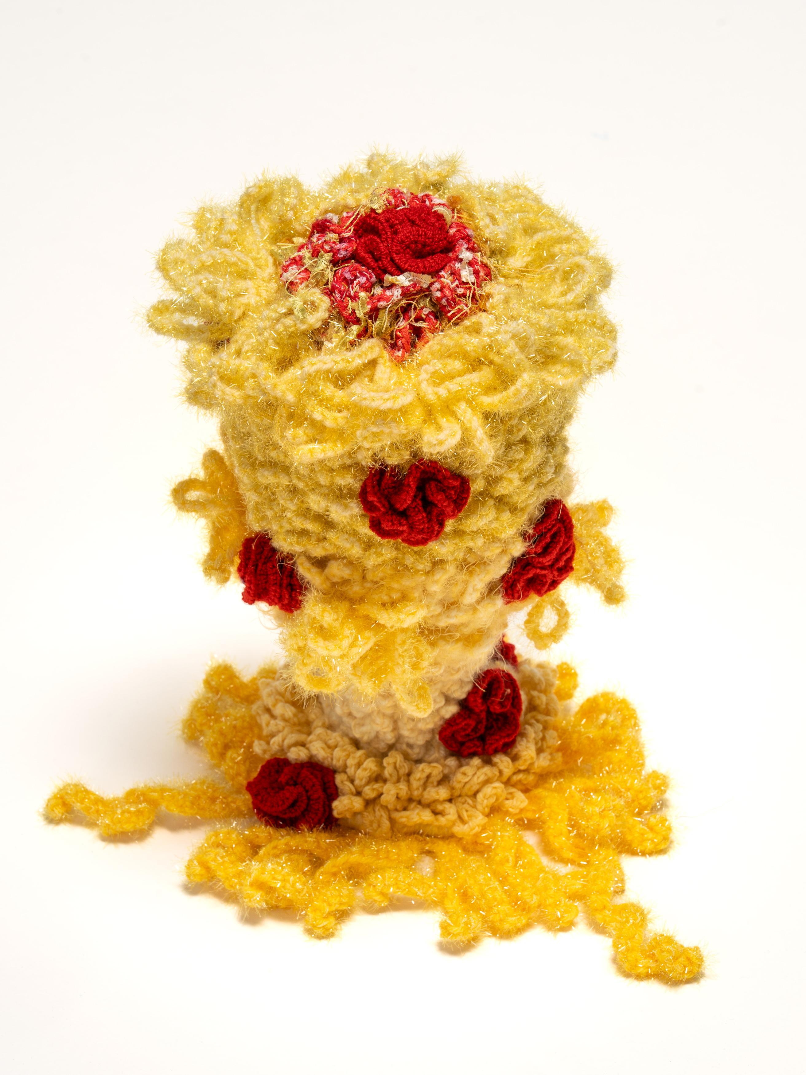 Häkelobjekt der Künstlerin Nadine Sybille Vogt. Fantasievolle Kreation in Wolle und Zwirn und einer beeindruckenden Handarbeit. Natürlich ist dieses Stück ein UNIKAT