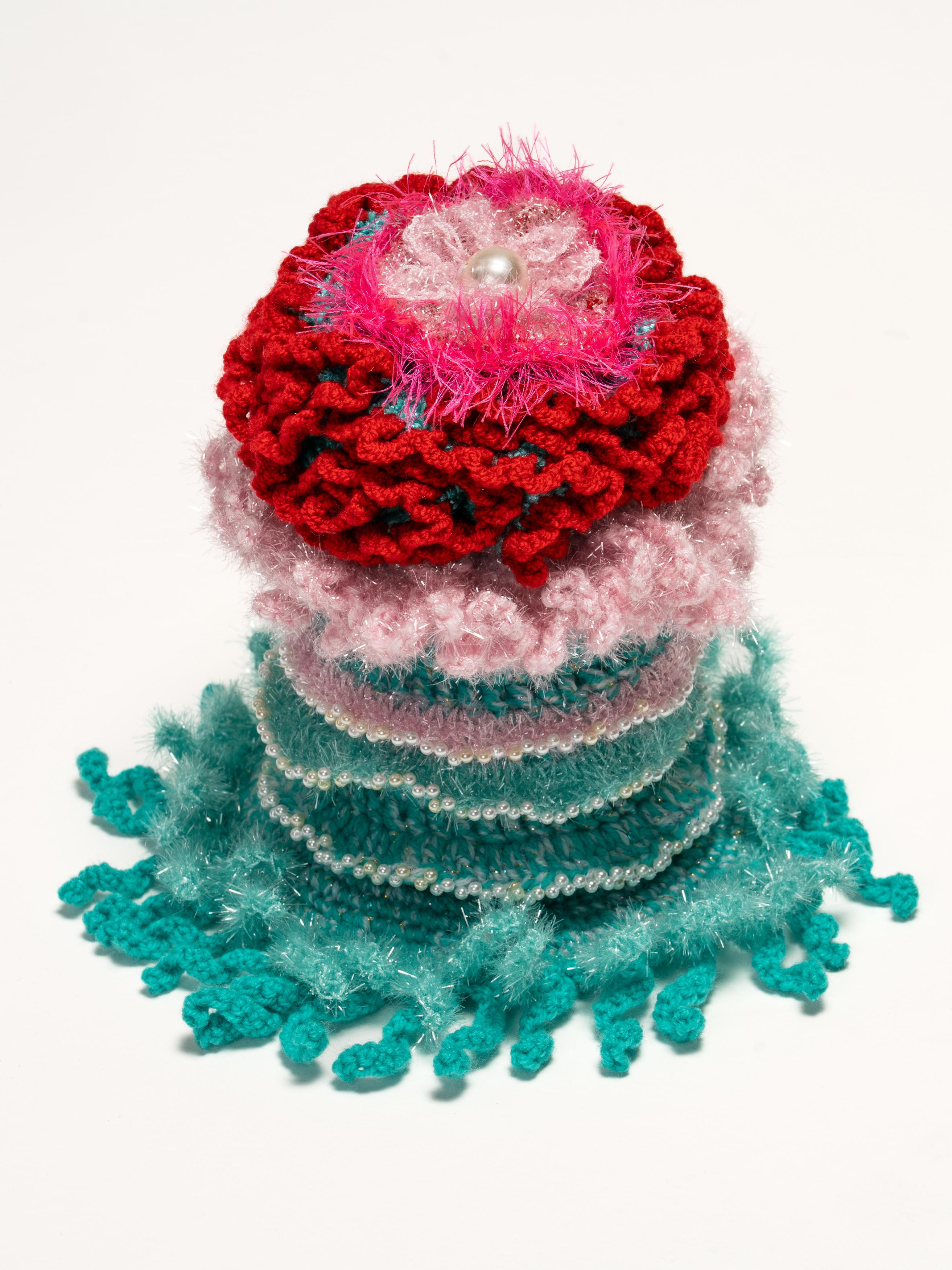 Häkelobjekt der Künstlerin Nadine Sybille Vogt. Fantasievolle Kreation in Wolle und Zwirn und einer beeindruckenden Handarbeit. Natürlich ist dieses Stück ein UNIKAT