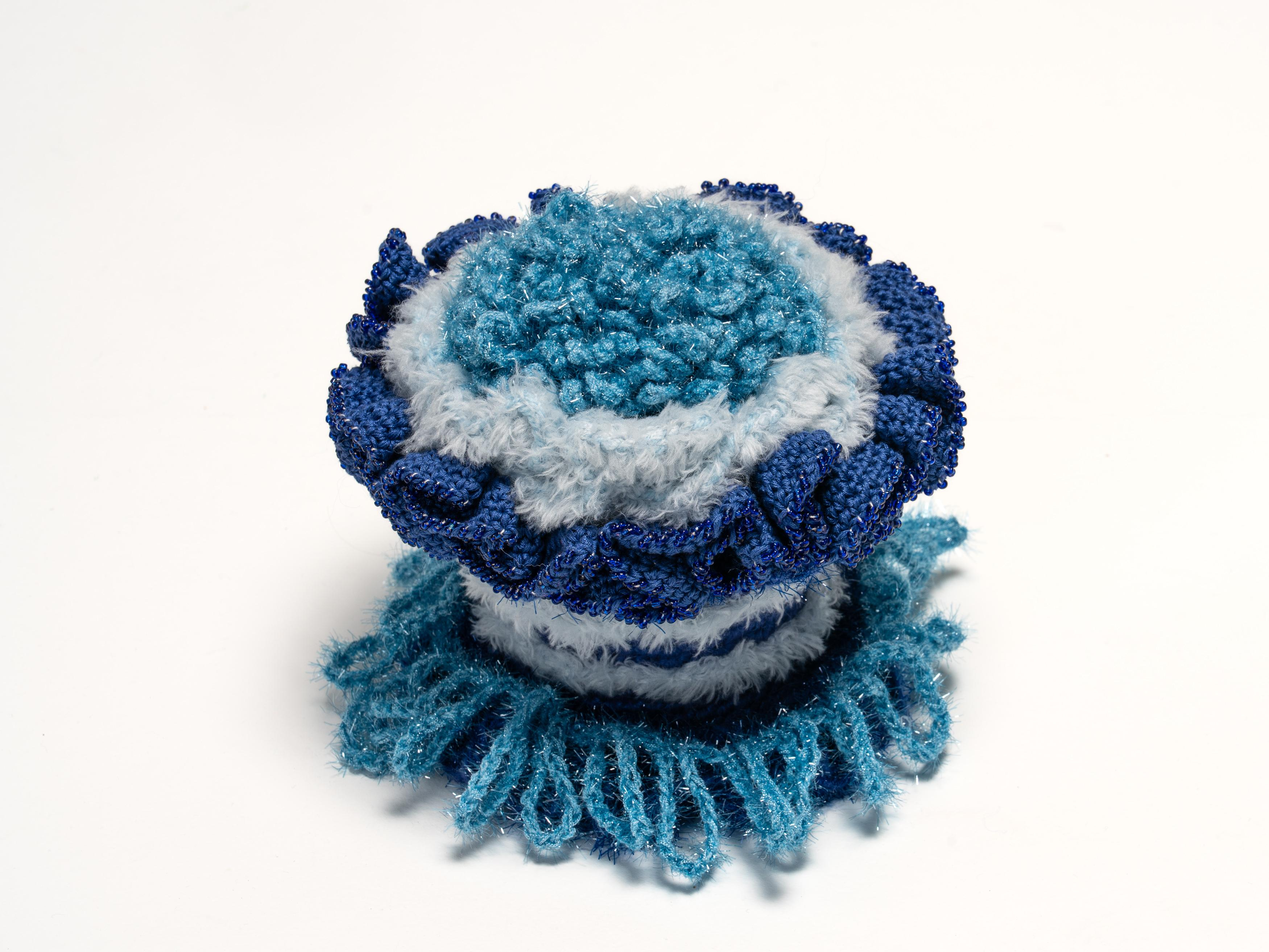 Häkelobjekt der Künstlerin Nadine Sybille Vogt. Fantasievolle Kreation in Wolle und Zwirn und einer beeindruckenden Handarbeit. Natürlich ist dieses Stück ein UNIKAT